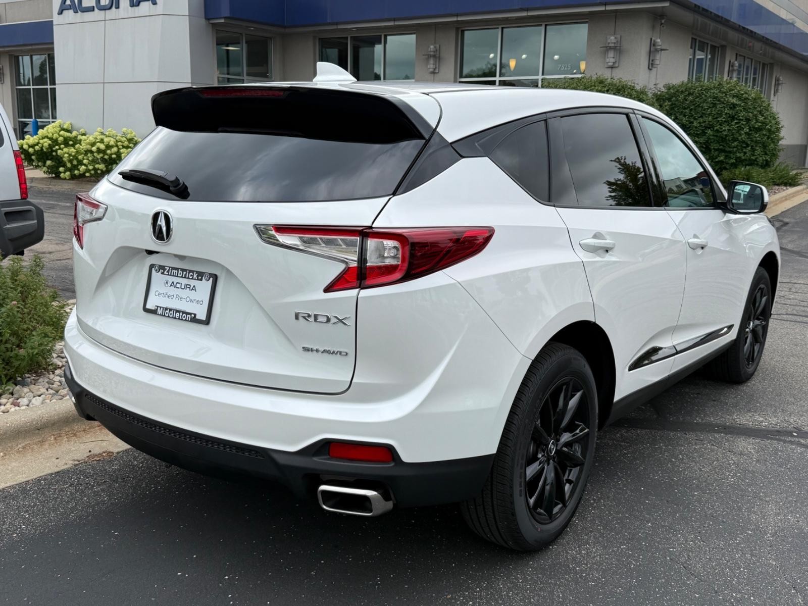 Acura RDX Vehicle Full-screen Gallery Image 03