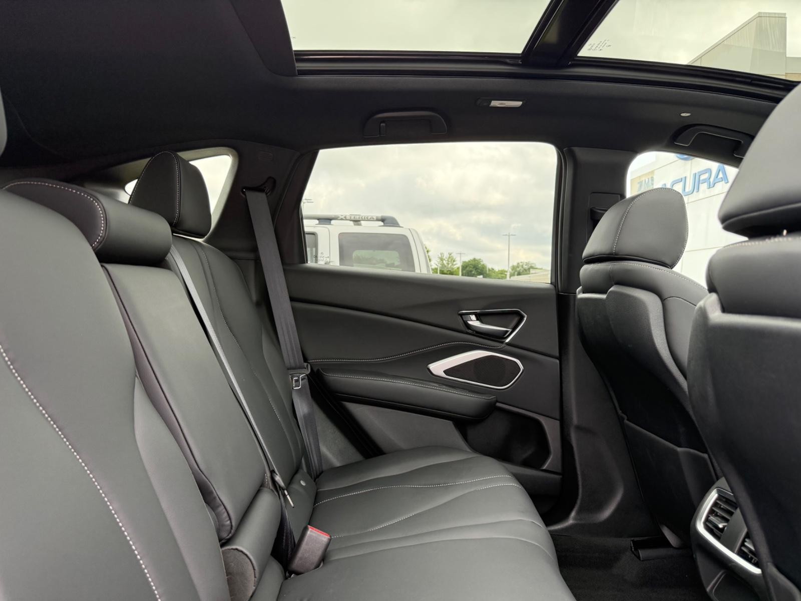 Acura RDX Vehicle Full-screen Gallery Image 10