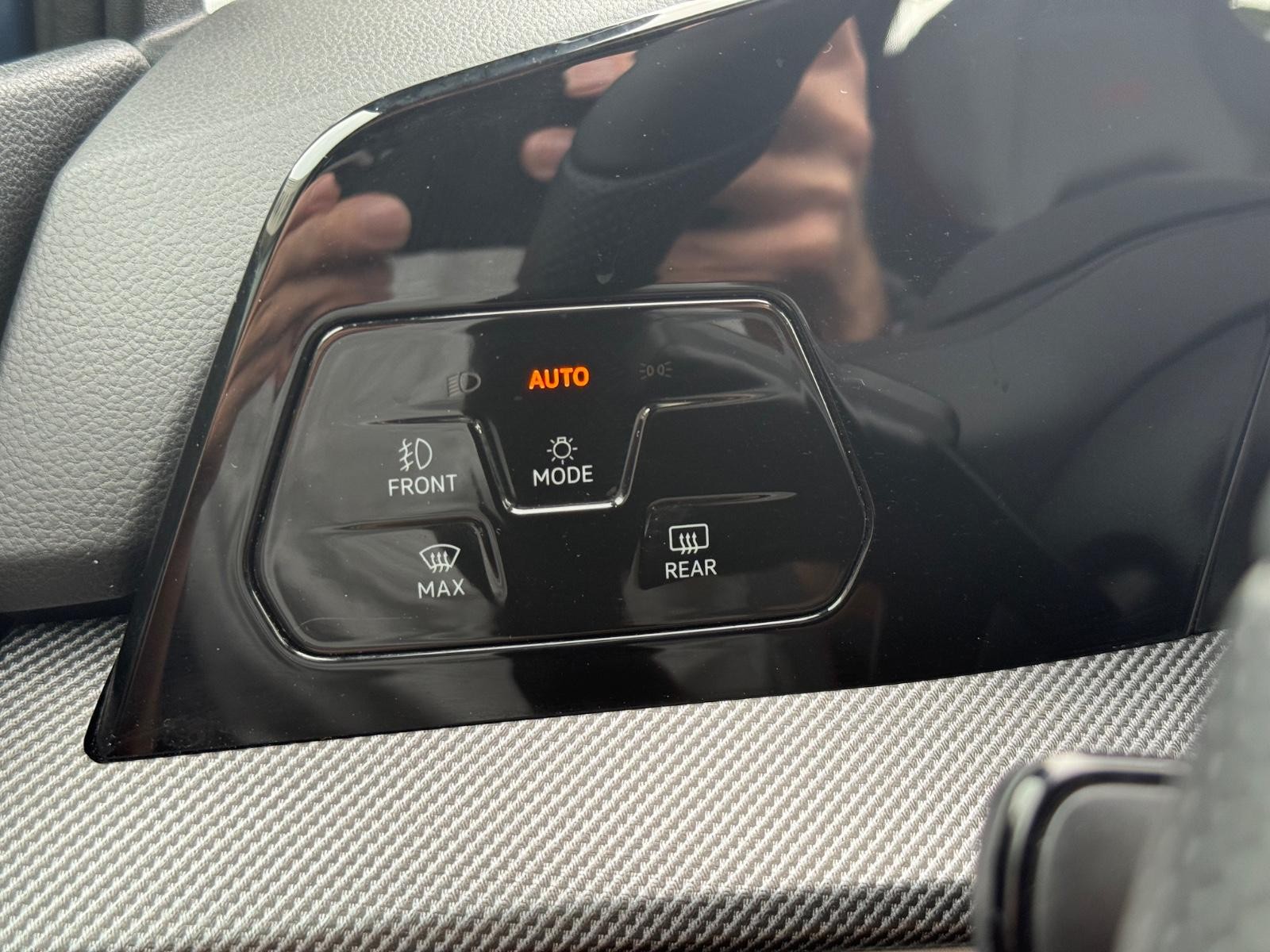 Volkswagen Golf GTI Vehicle Image 18