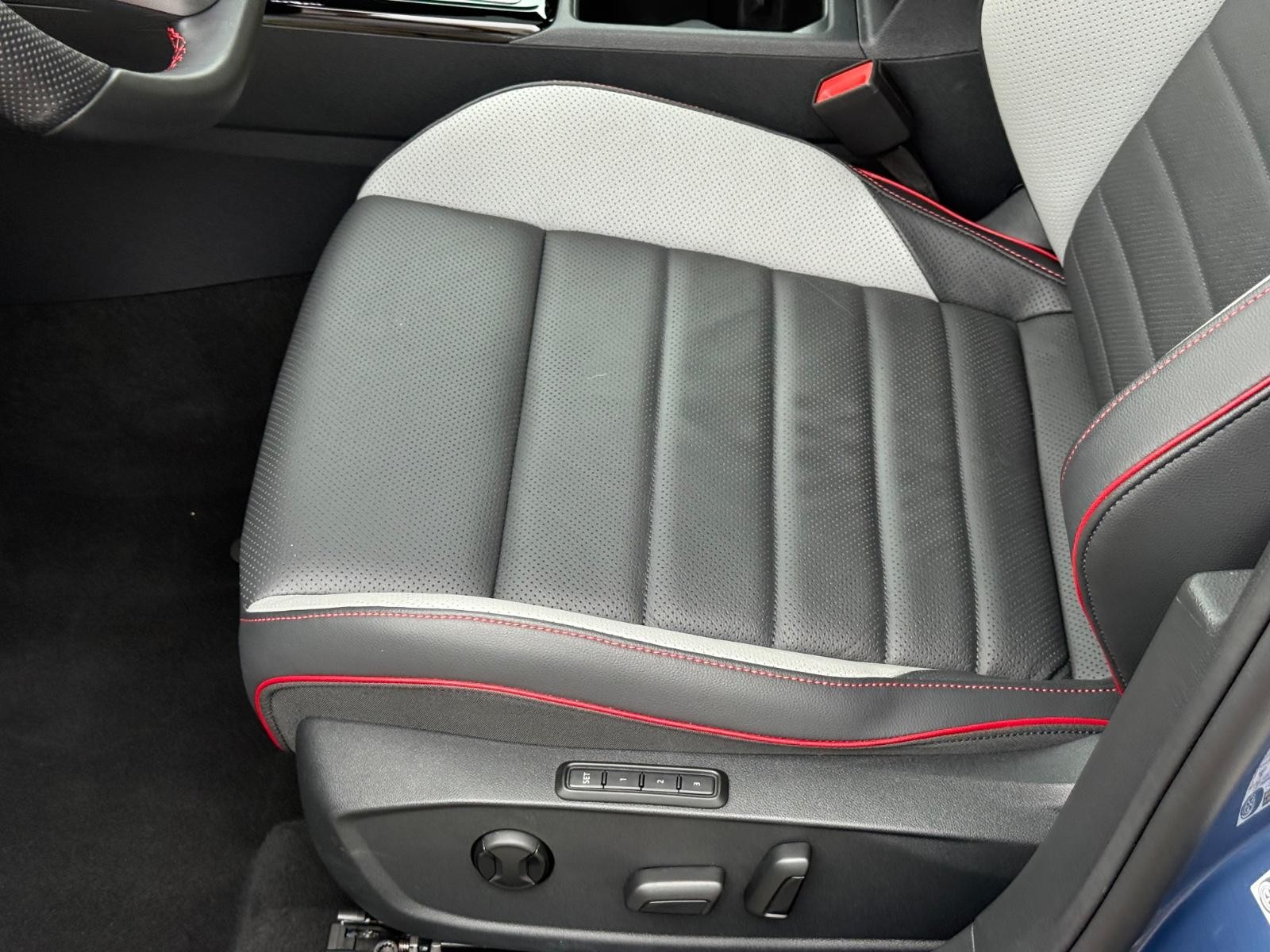 Volkswagen Golf GTI Vehicle Image 22