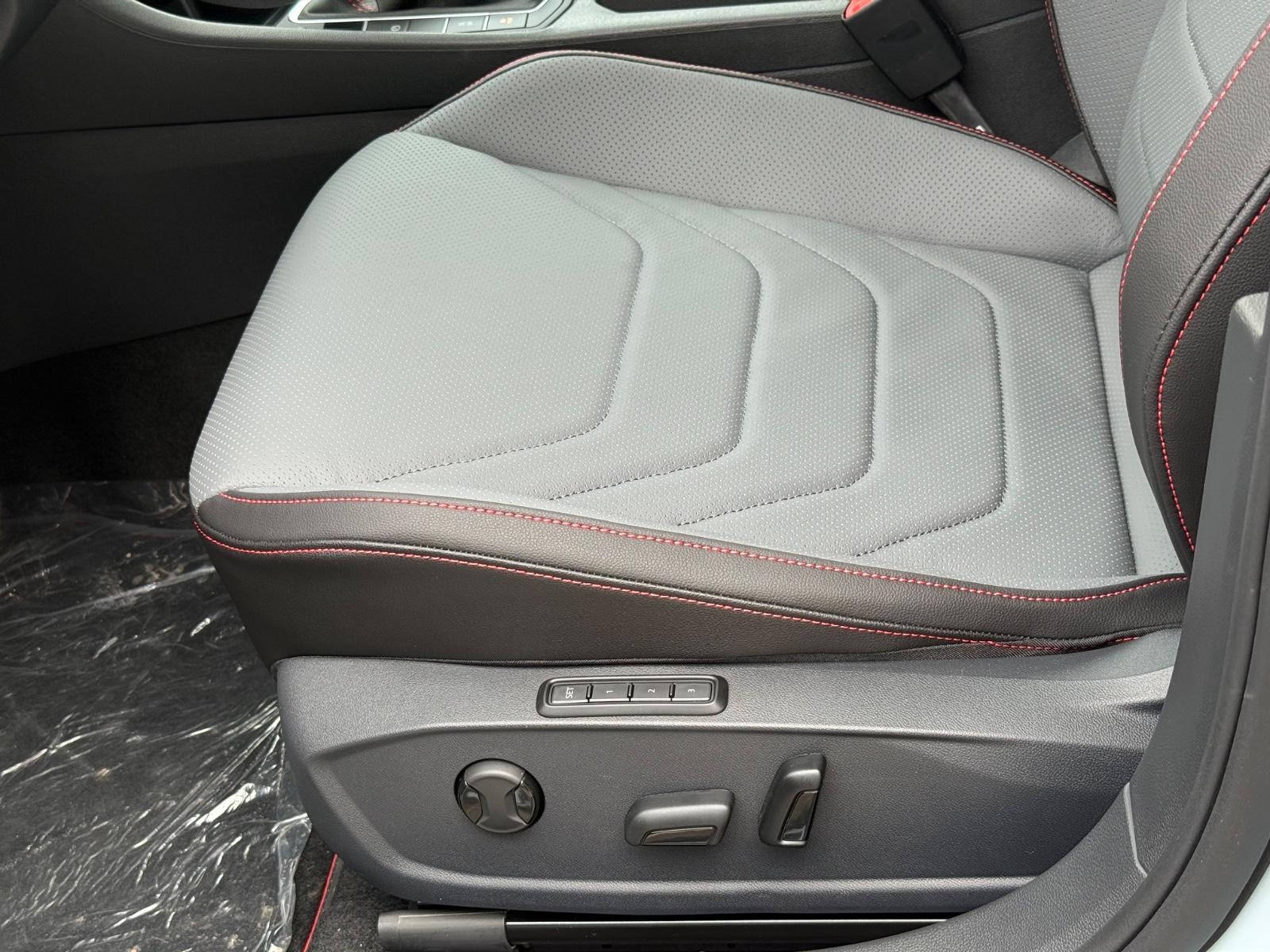 Volkswagen Jetta GLI Vehicle Image 16