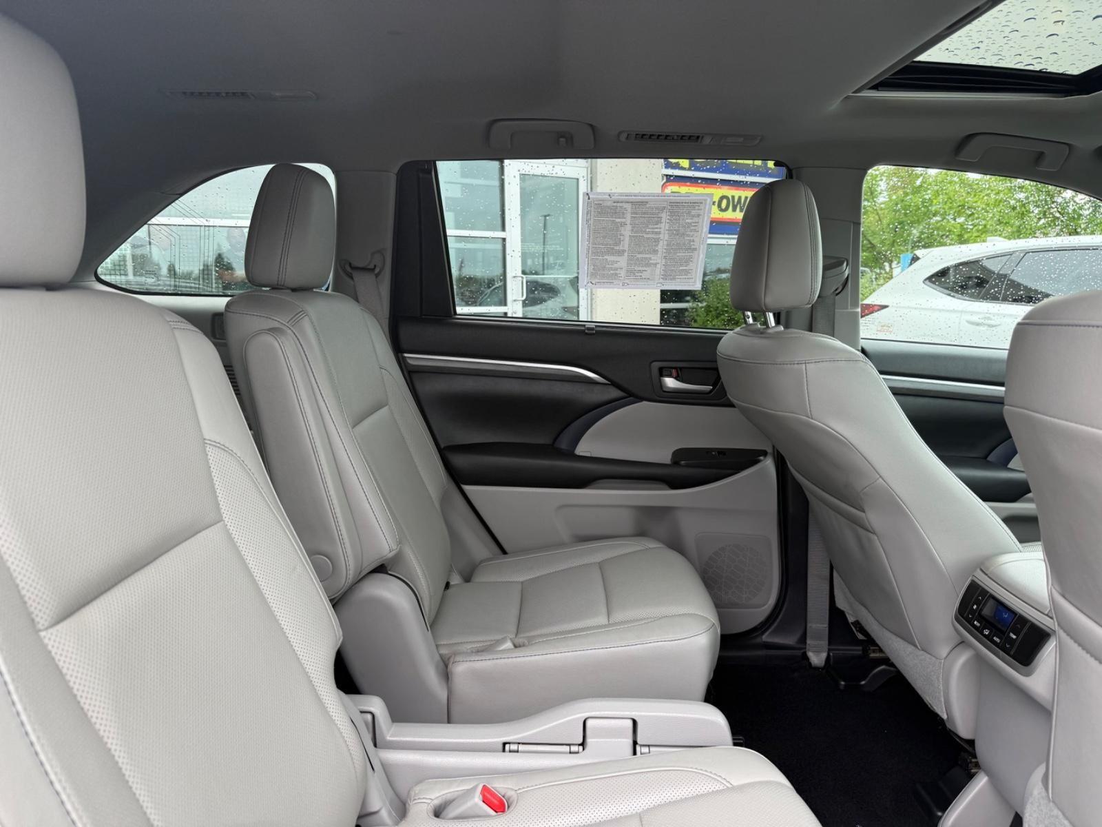 Toyota Highlander Vehicle Image 10