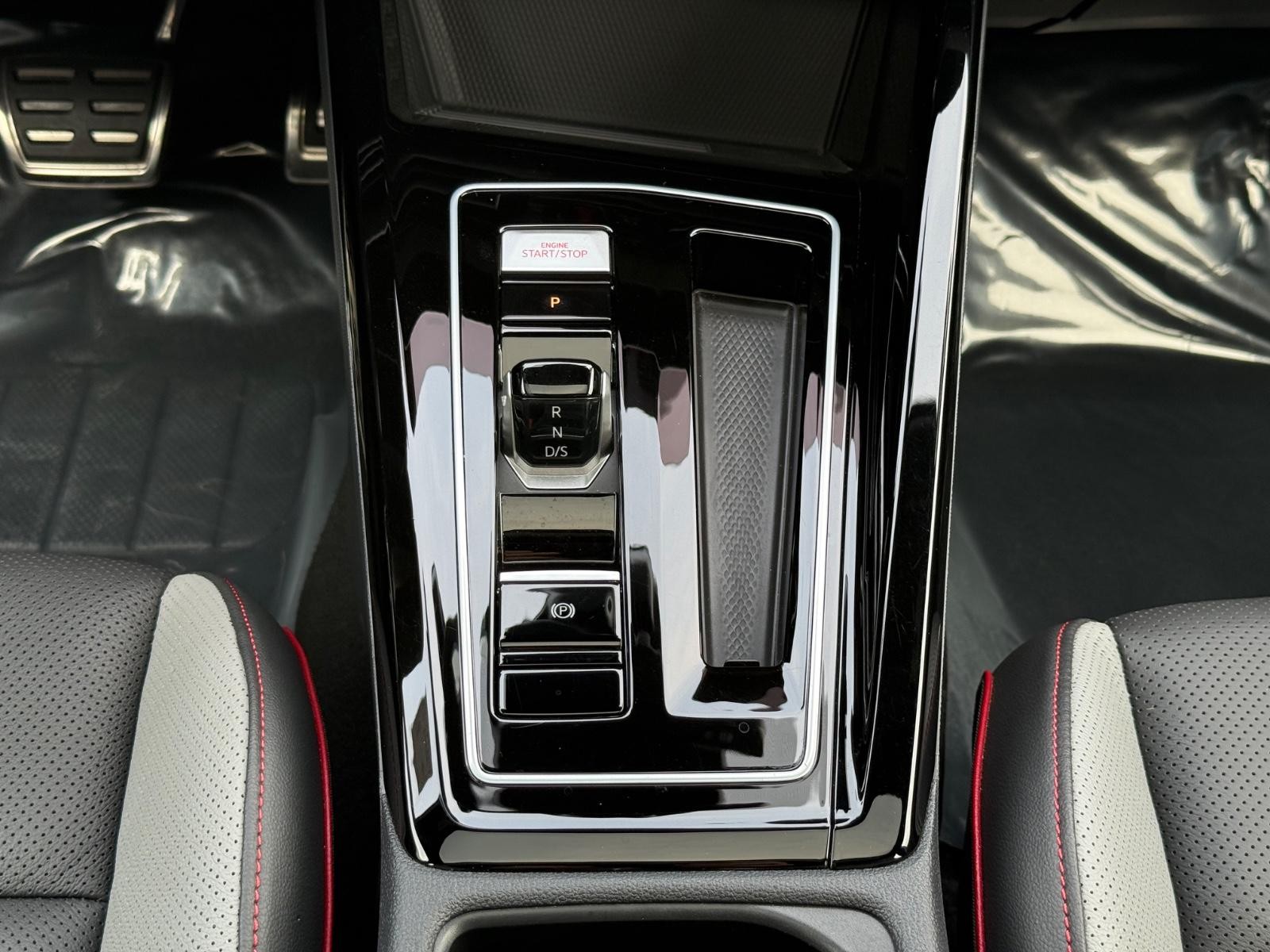 Volkswagen Golf GTI Vehicle Image 13