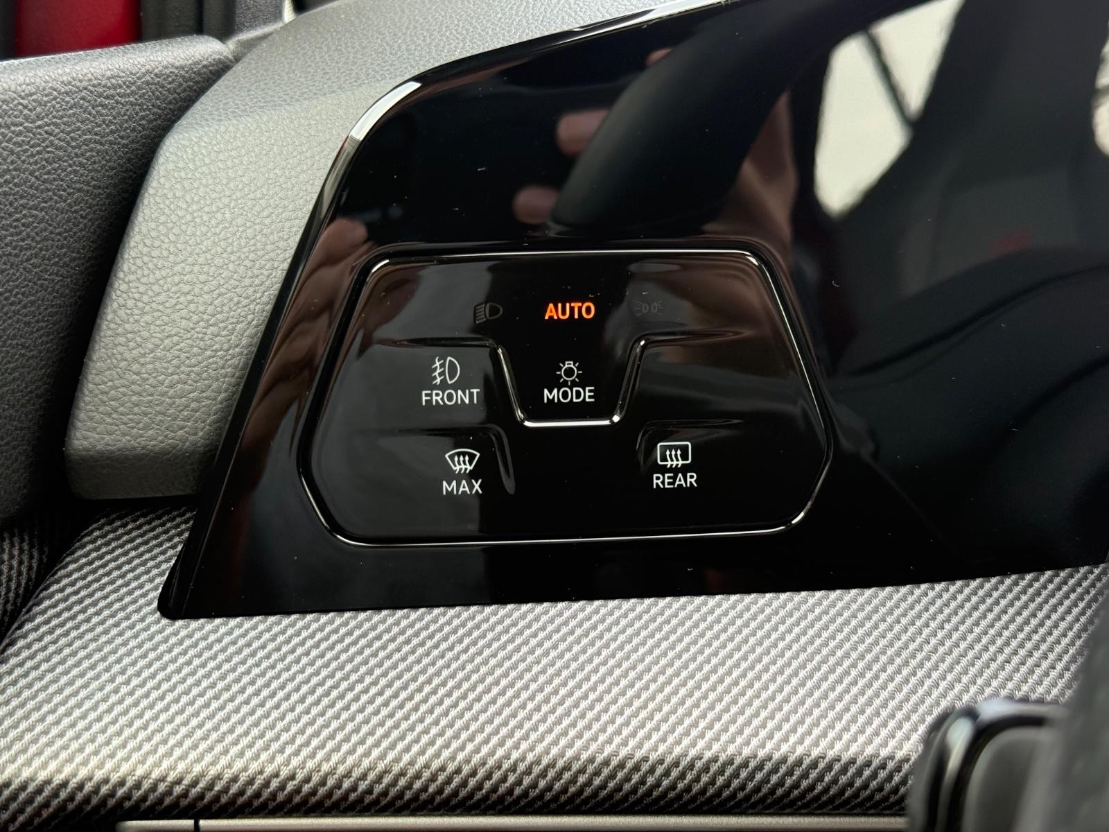 Volkswagen Golf GTI Vehicle Image 20