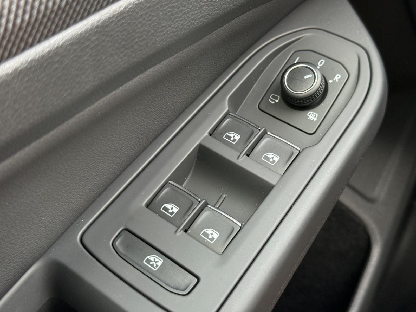 Volkswagen Golf GTI Vehicle Image 21