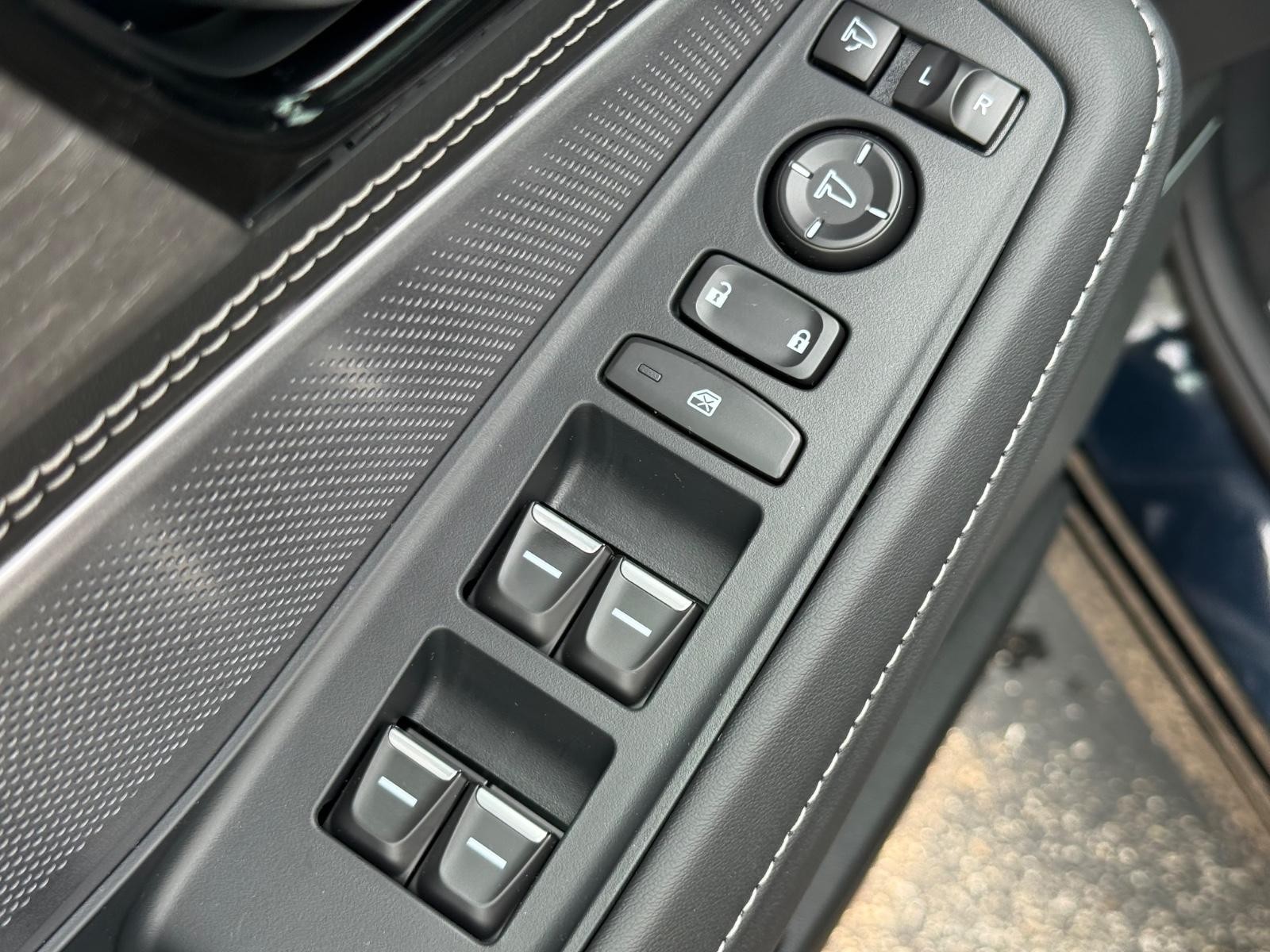 Acura MDX Vehicle Image 17