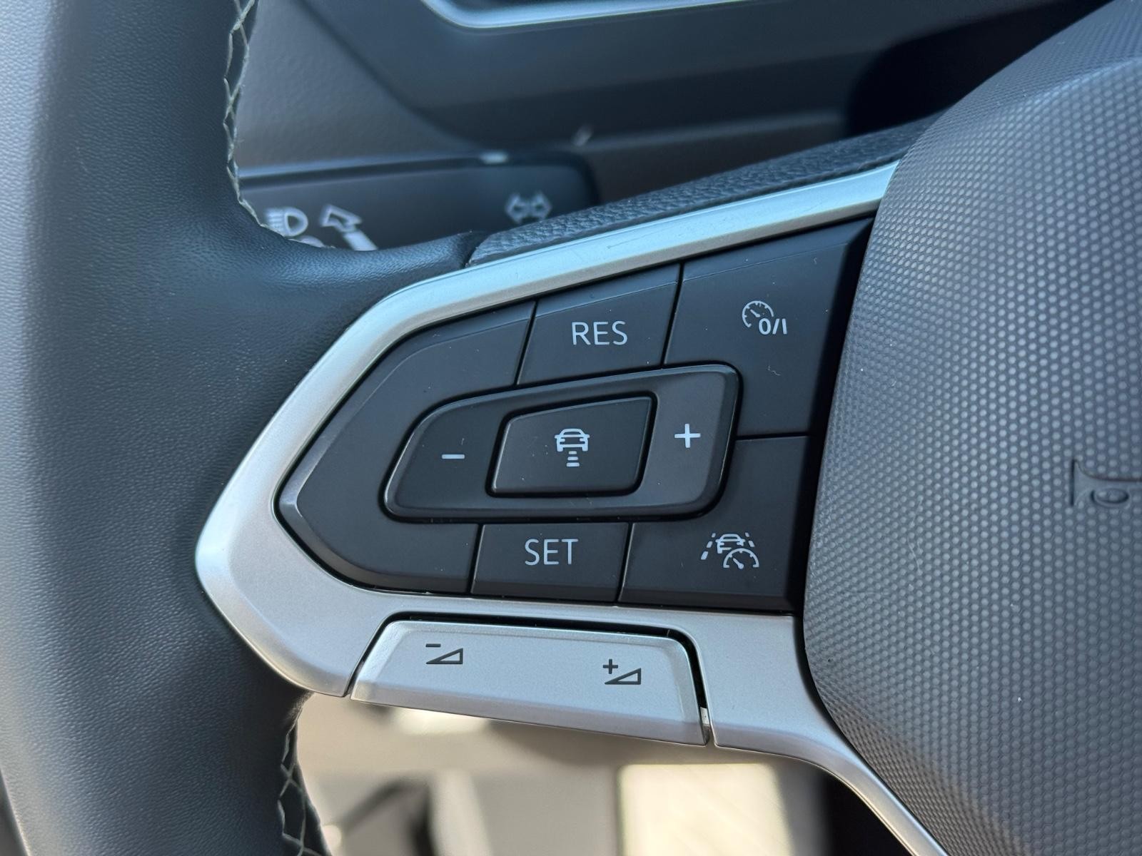 Volkswagen Tiguan Vehicle Image 16