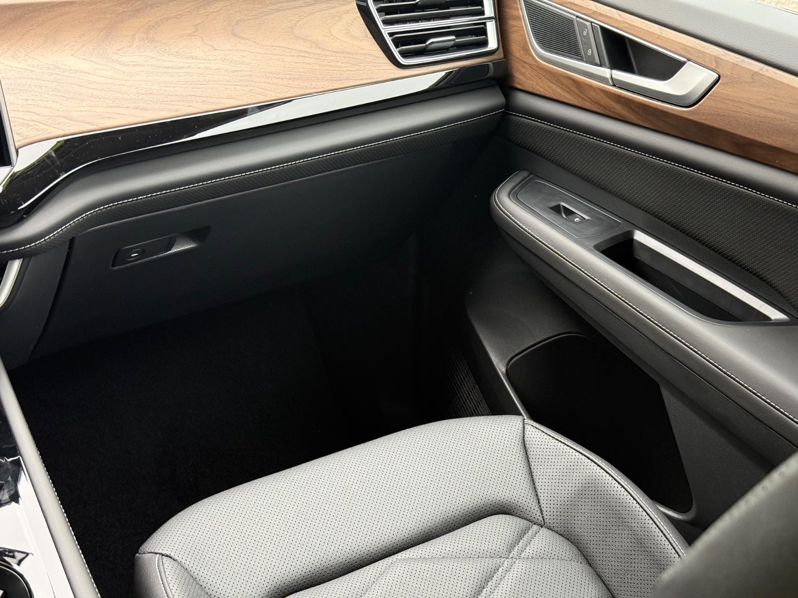 Volkswagen Atlas Vehicle Image 11