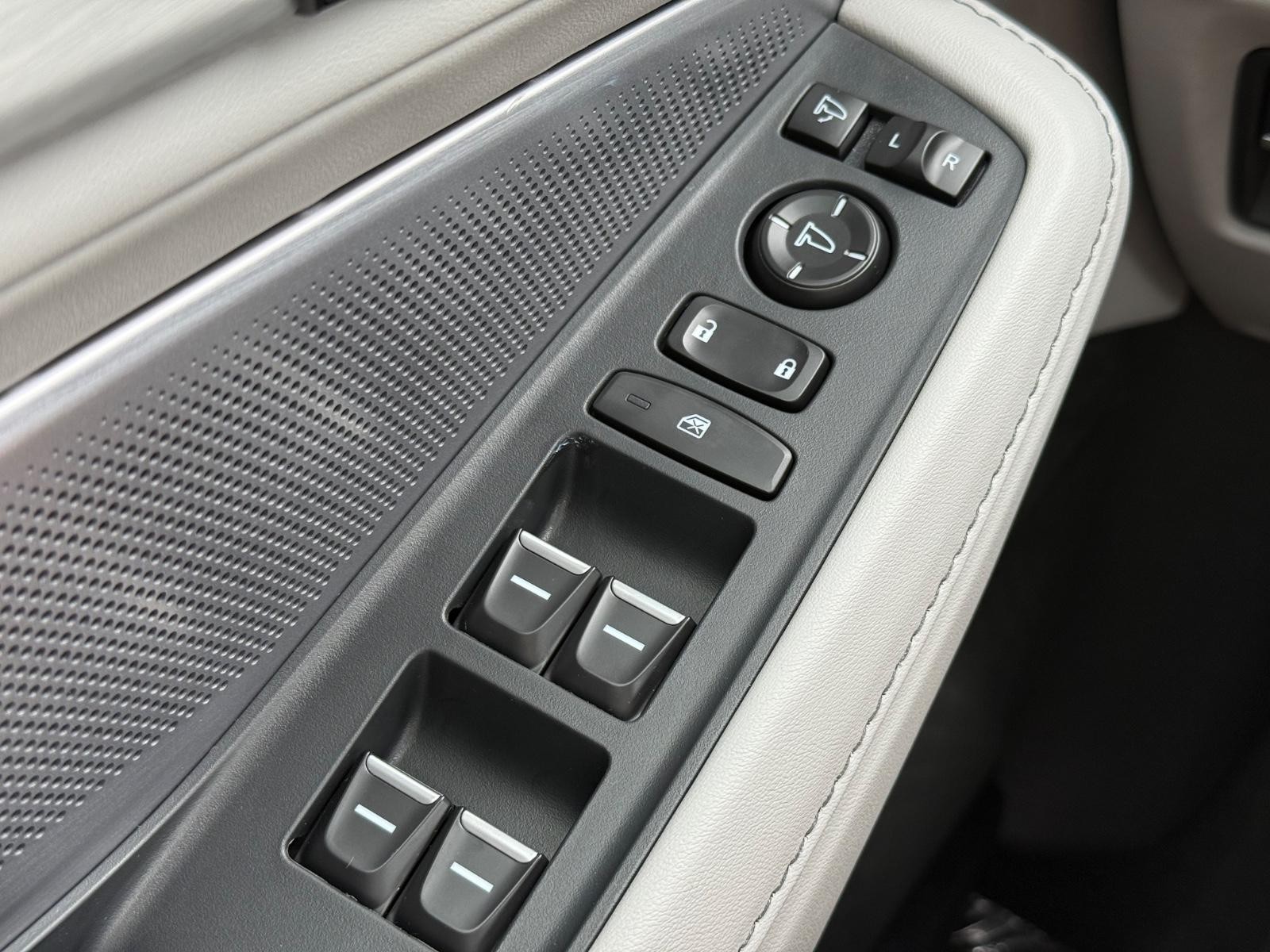 Acura MDX Vehicle Image 15