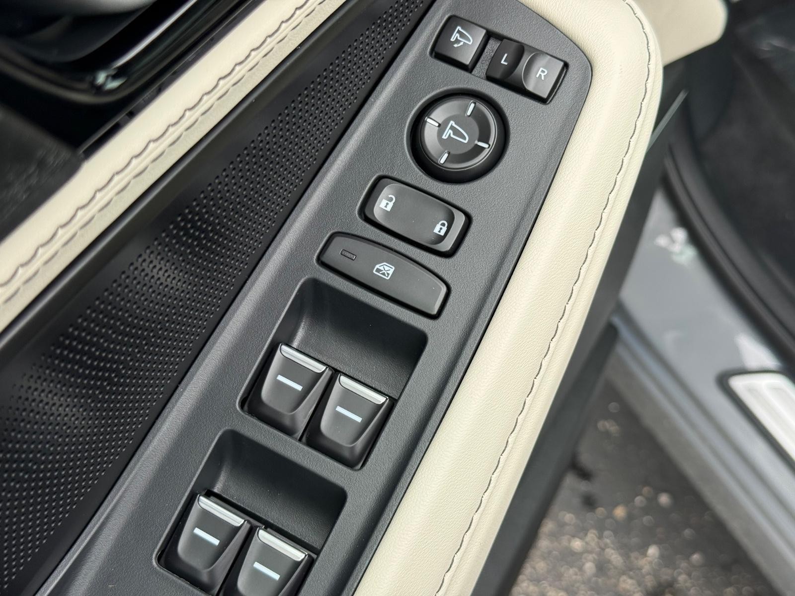 Acura MDX Vehicle Image 15
