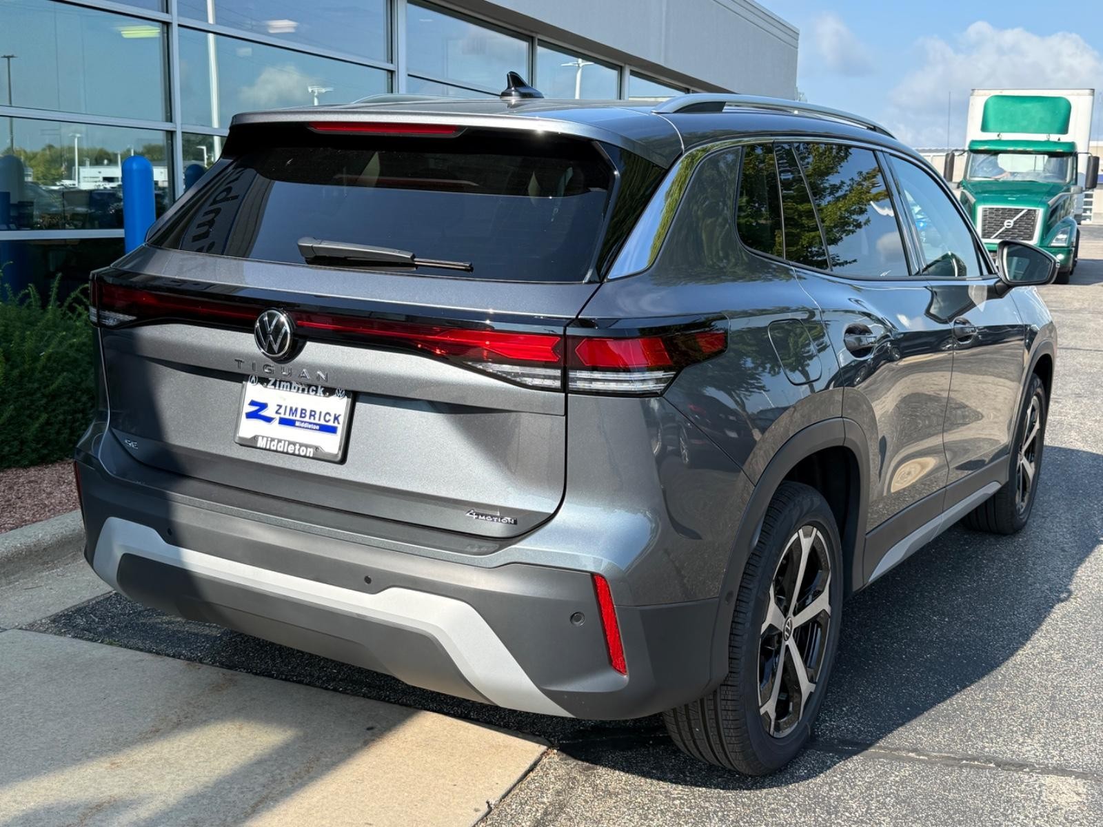 Volkswagen Tiguan Vehicle Image 03
