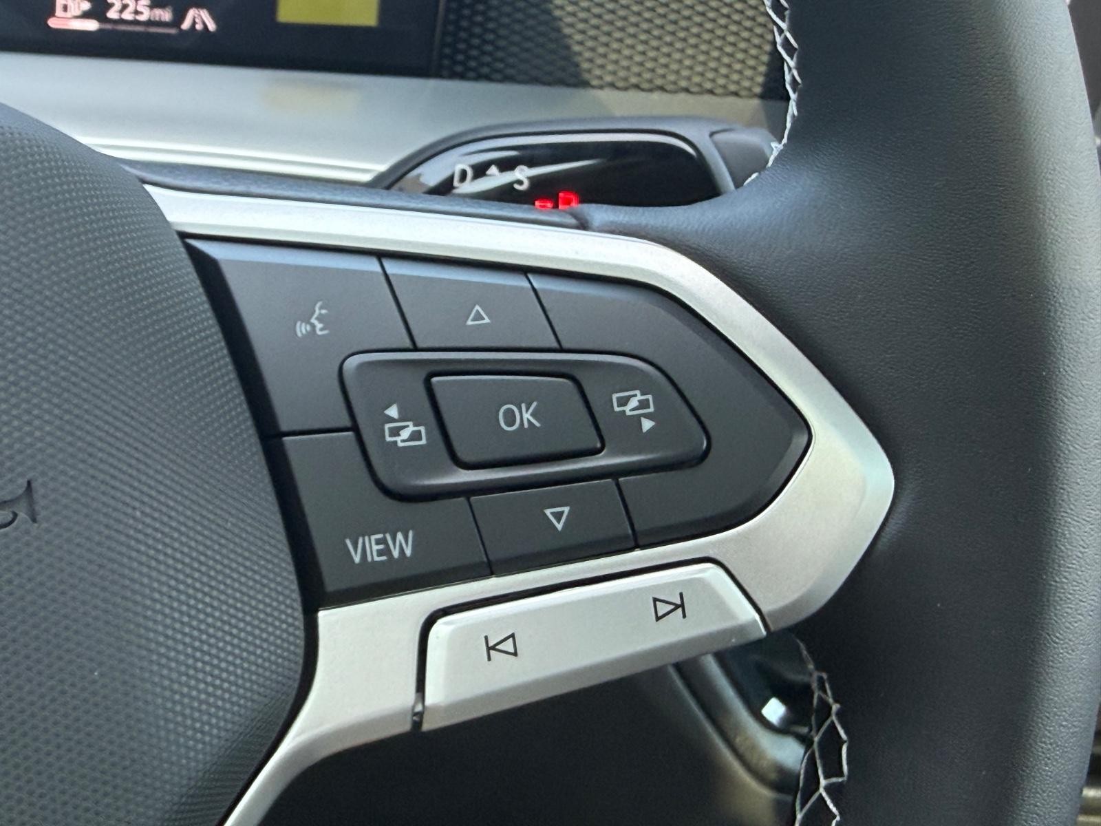 Volkswagen Tiguan Vehicle Image 11