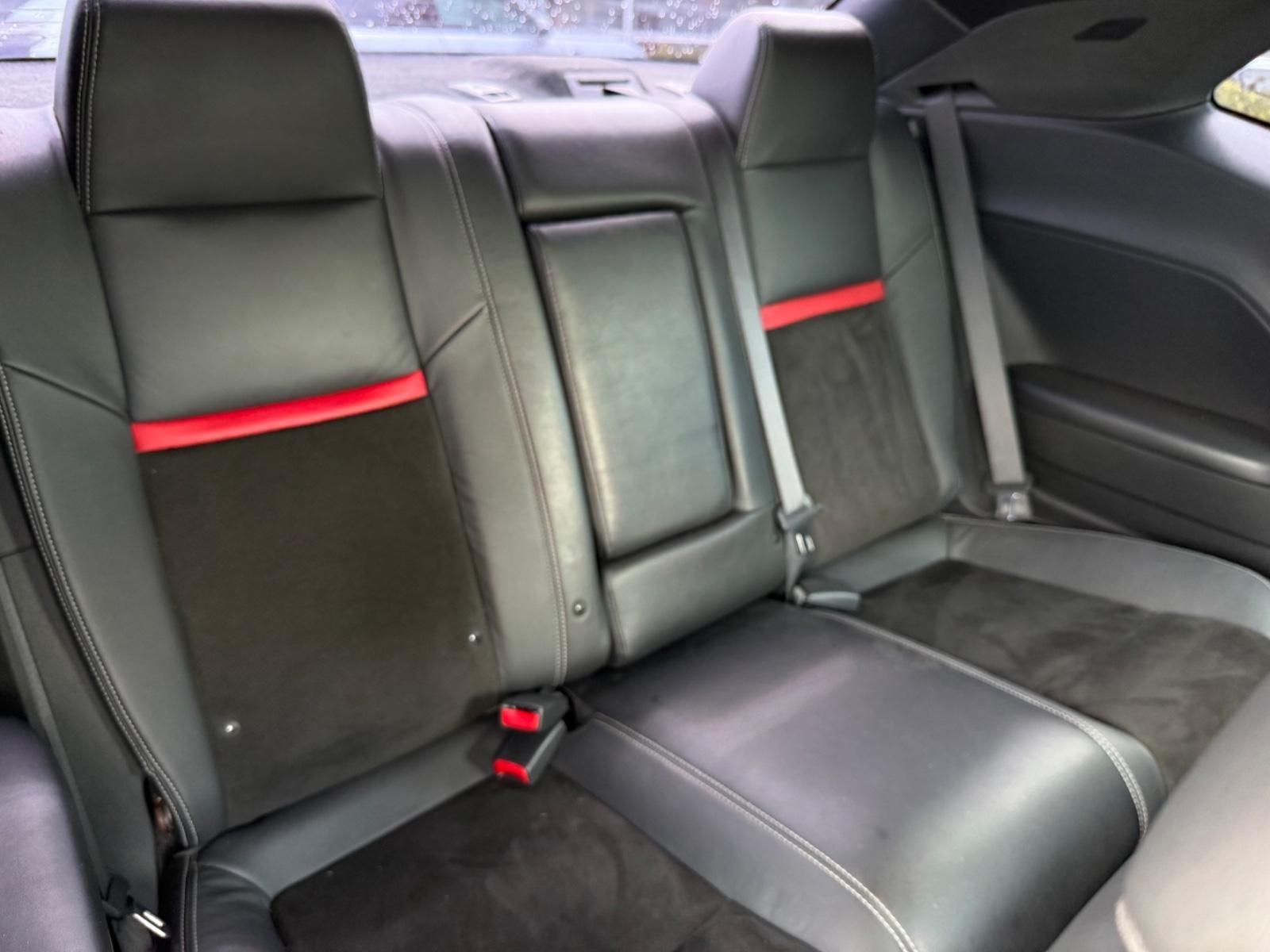 Dodge Challenger Vehicle Full-screen Gallery Image 10