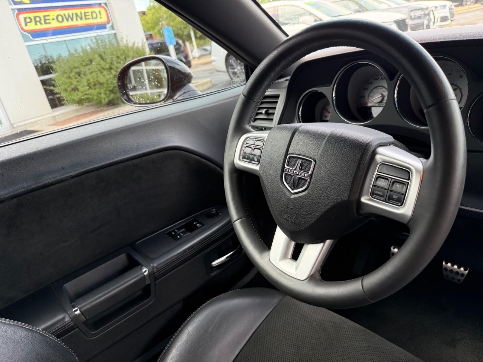 Dodge Challenger Vehicle Full-screen Gallery Image 14