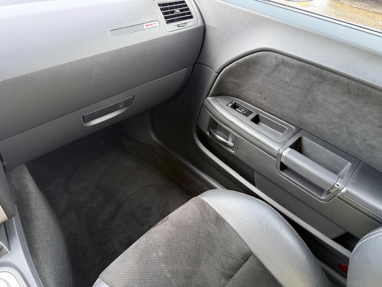 Dodge Challenger Vehicle Full-screen Gallery Image 15
