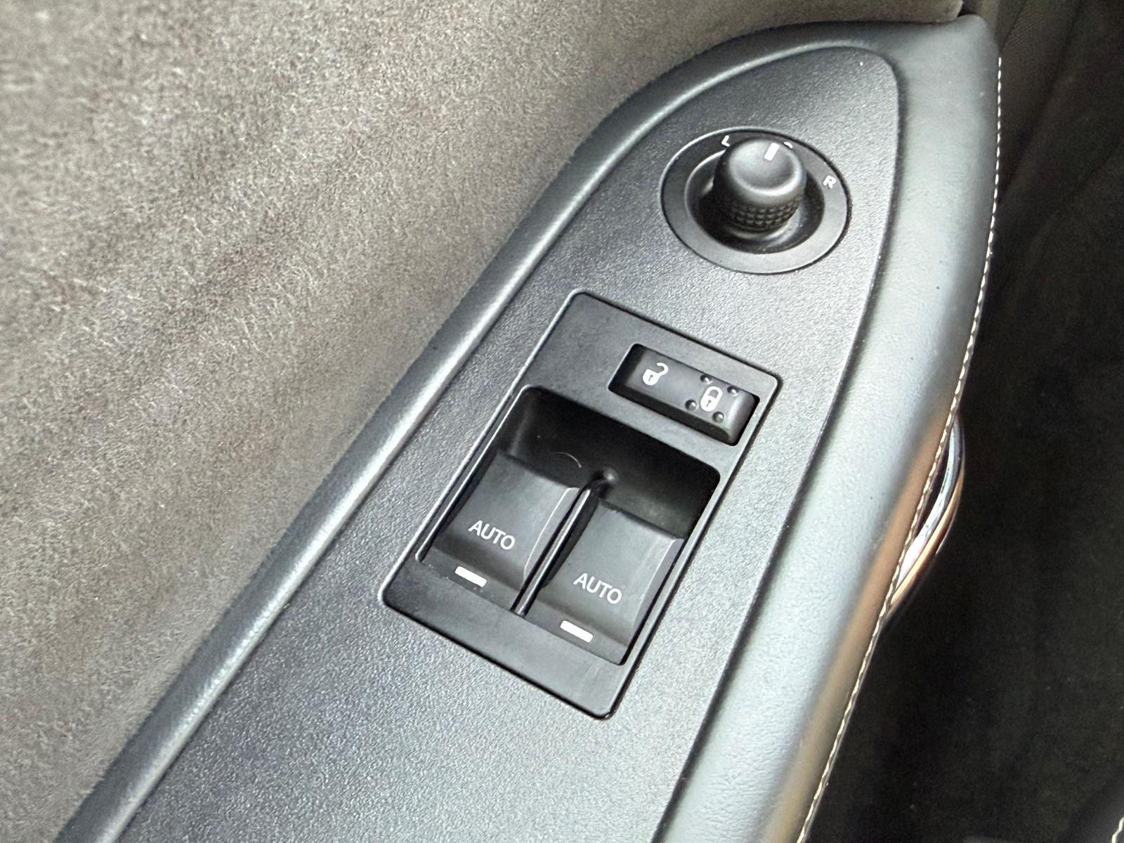 Dodge Challenger Vehicle Full-screen Gallery Image 21