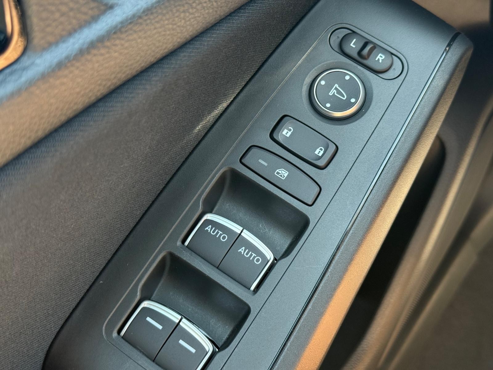 Honda Civic Hatchback Hybrid Vehicle Image 21