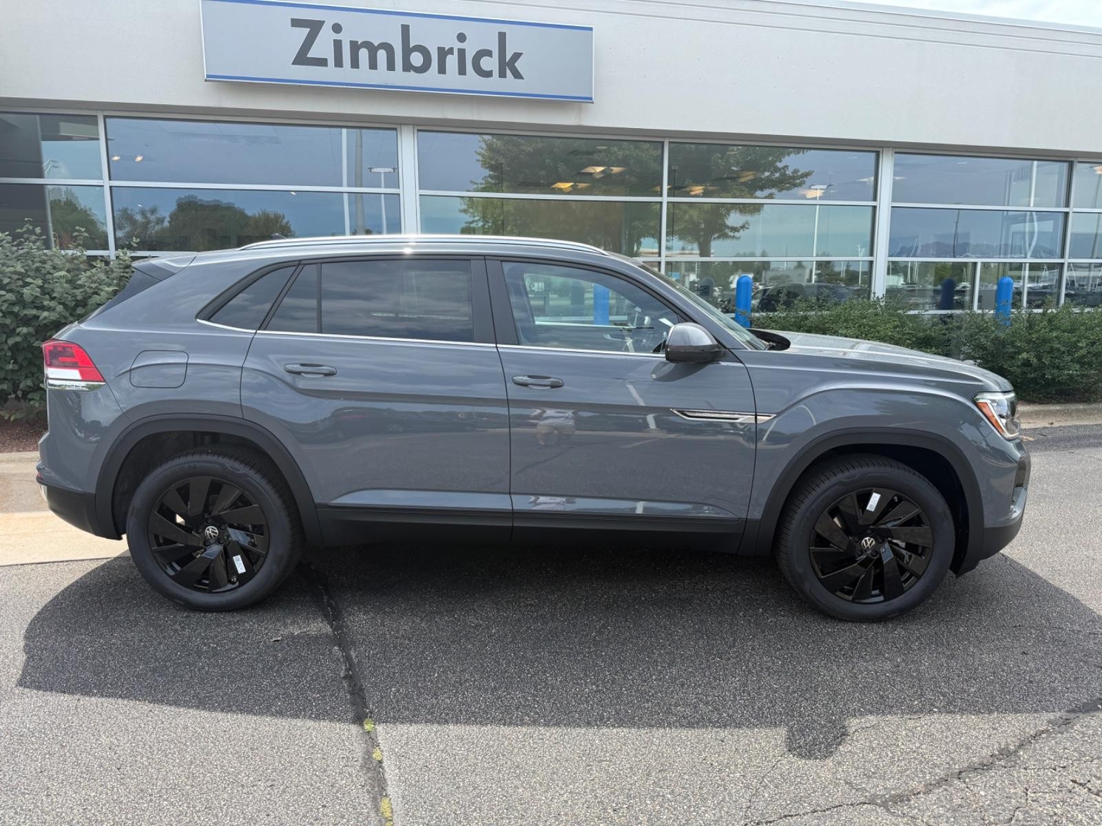 Volkswagen Atlas Cross Sport Vehicle Image 02