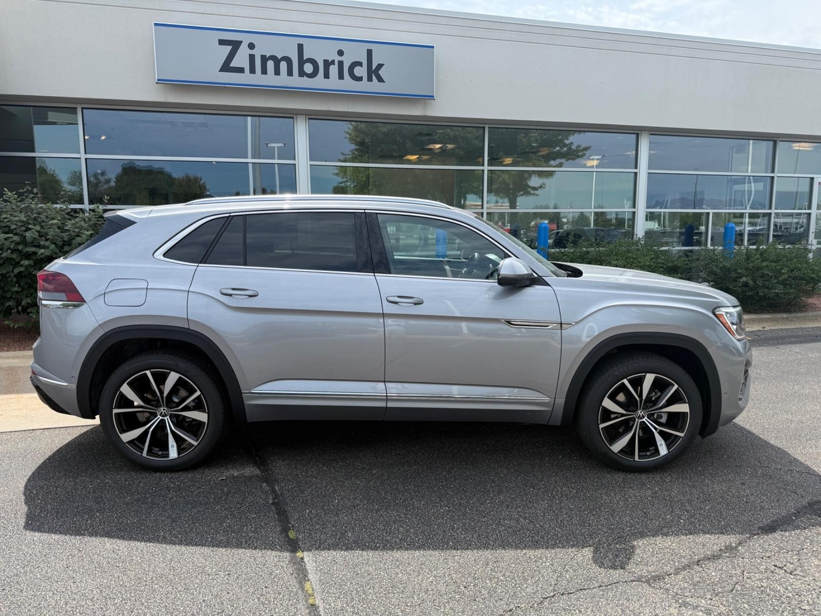 Volkswagen Atlas Cross Sport Vehicle Image 02