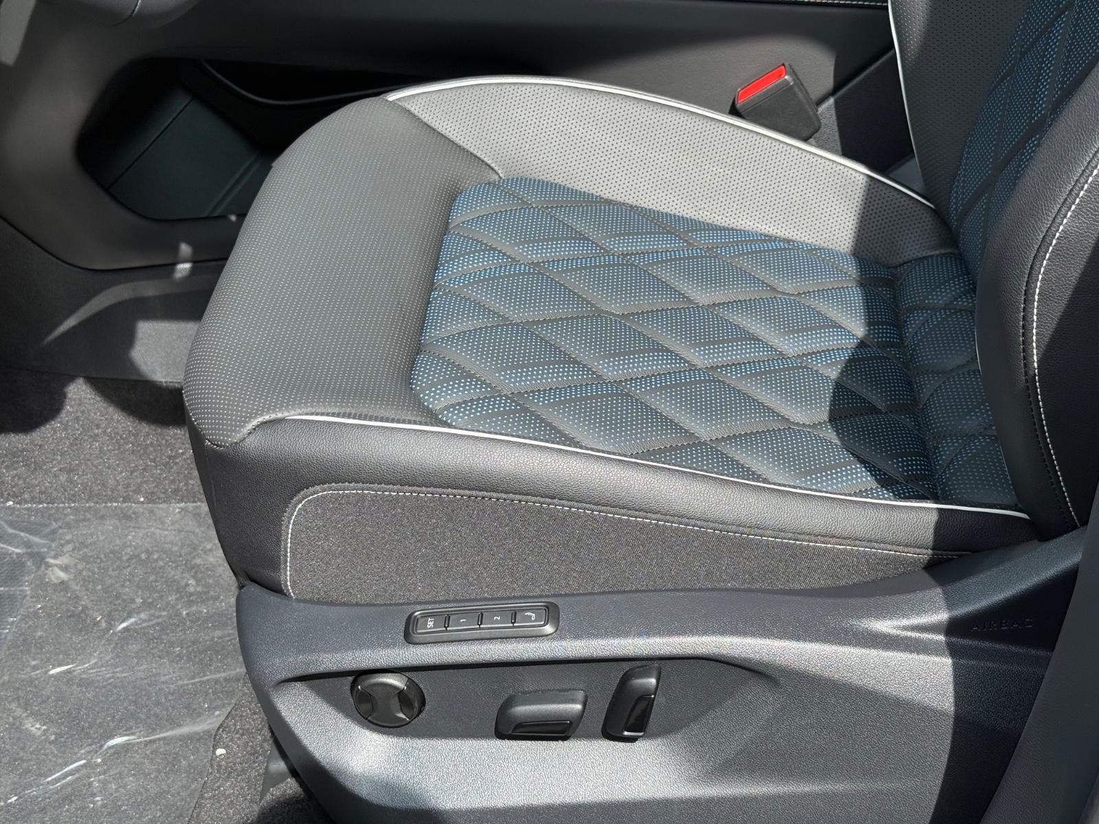 Volkswagen Atlas Cross Sport Vehicle Image 16