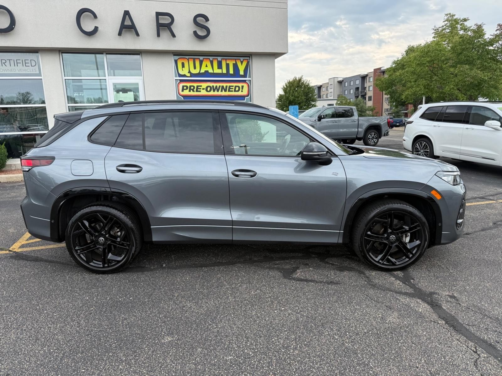 Volkswagen Tiguan Vehicle Image 02