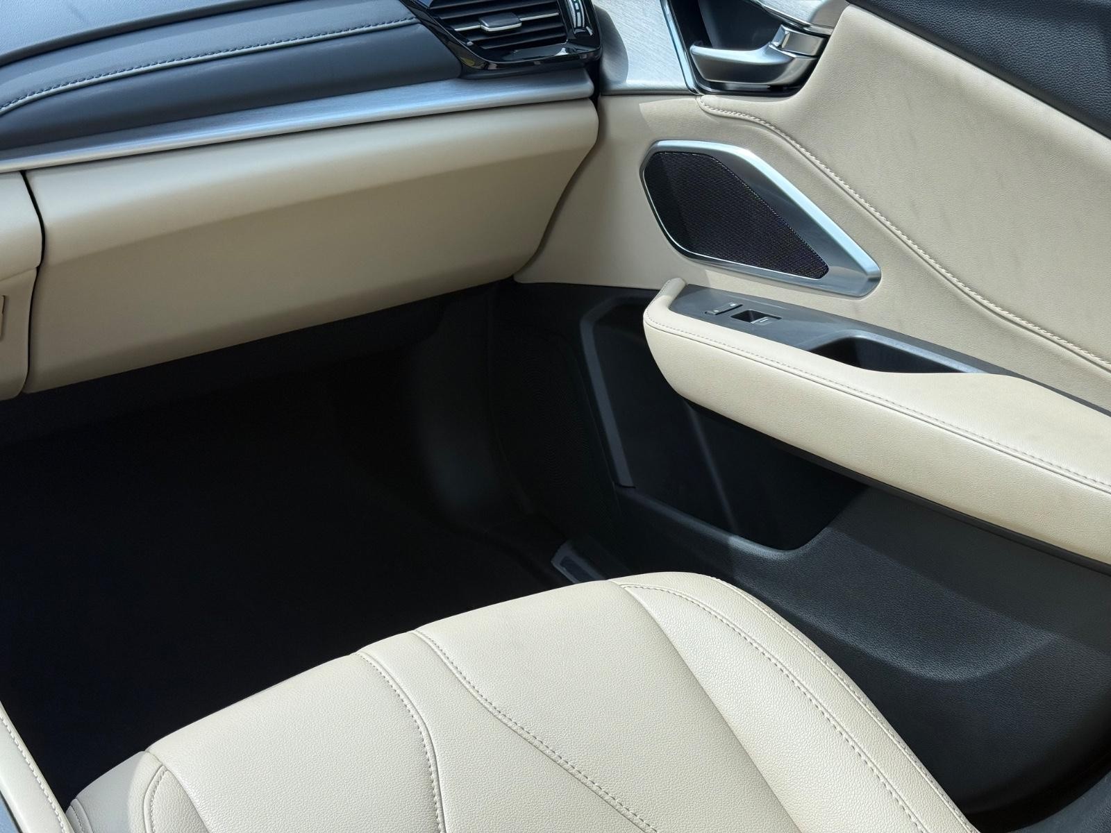 Acura RDX Vehicle Full-screen Gallery Image 14