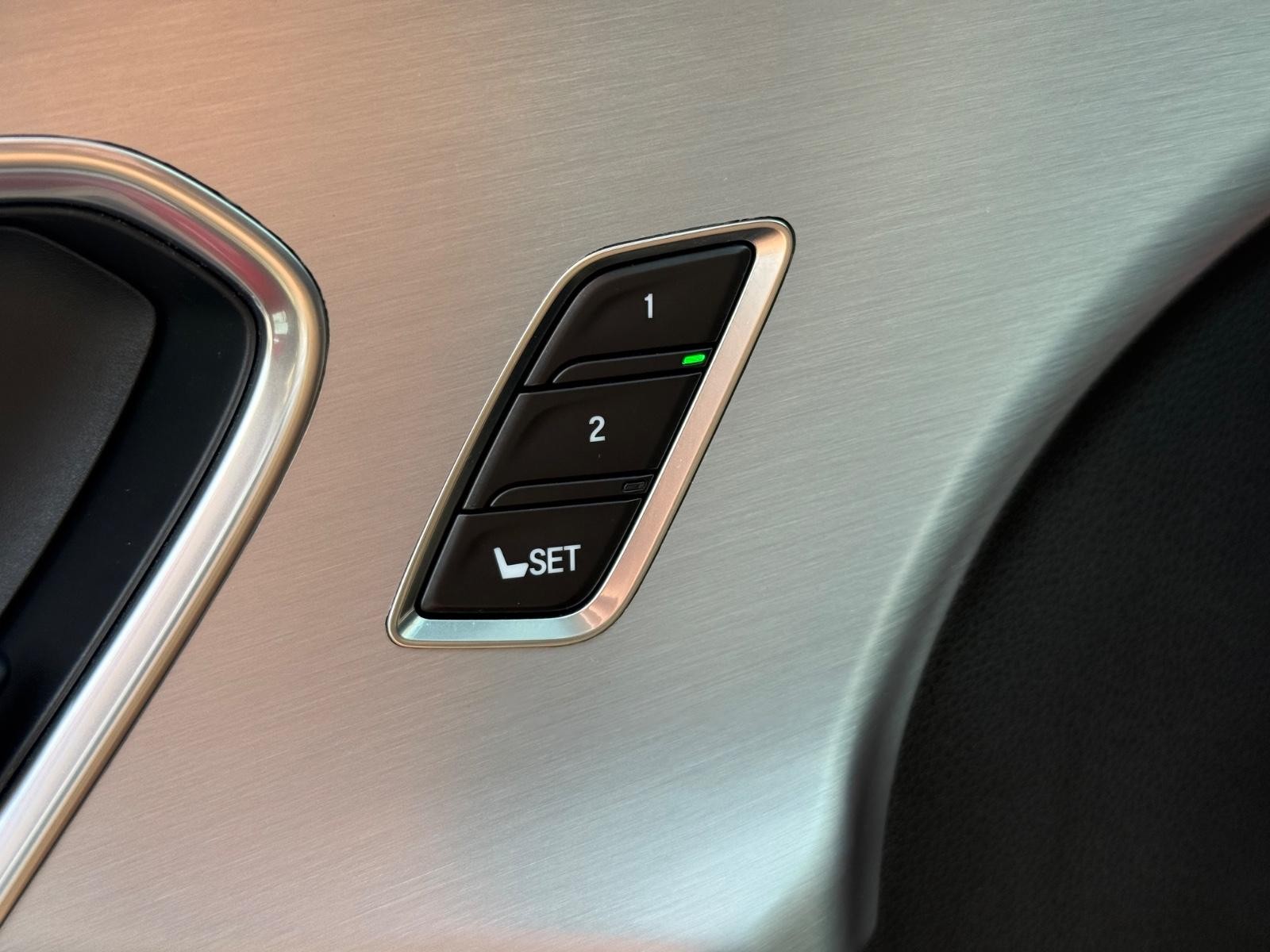 Acura RDX Vehicle Full-screen Gallery Image 15