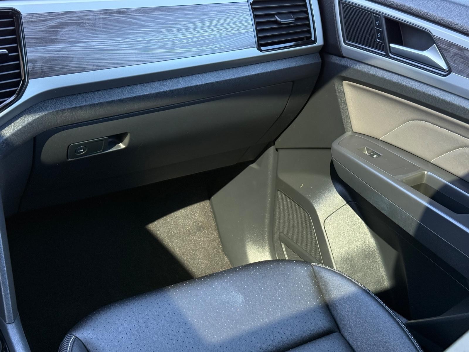 Volkswagen Atlas Cross Sport Vehicle Image 15
