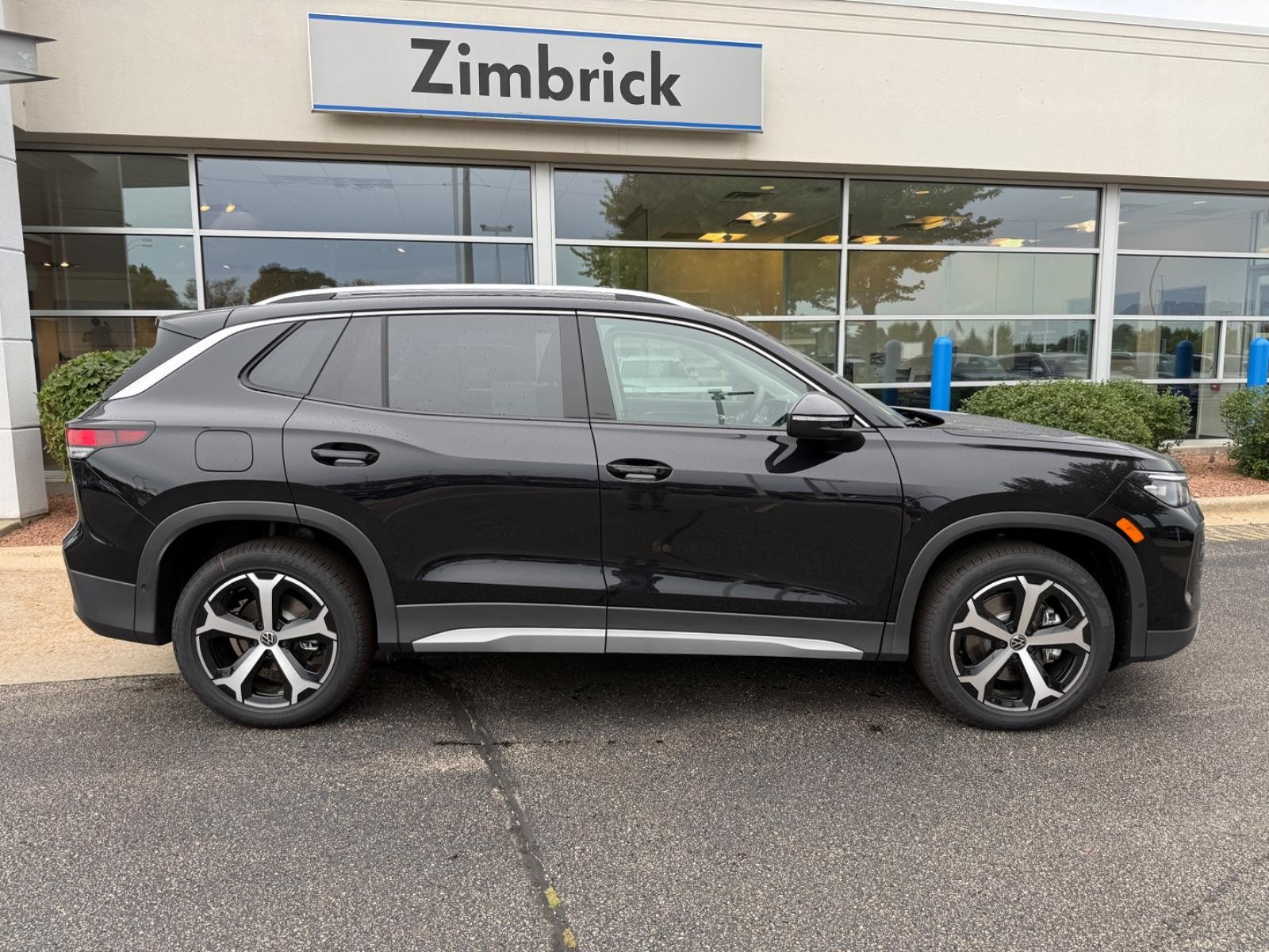 Volkswagen Tiguan Vehicle Image 02