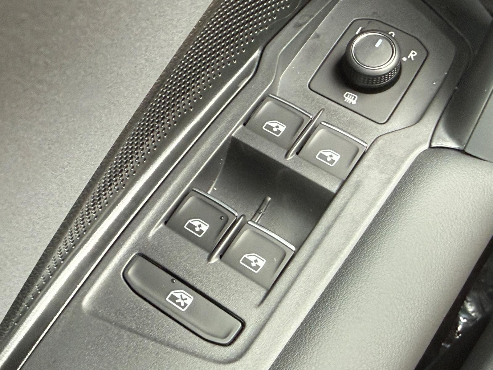 Volkswagen Tiguan Vehicle Image 15
