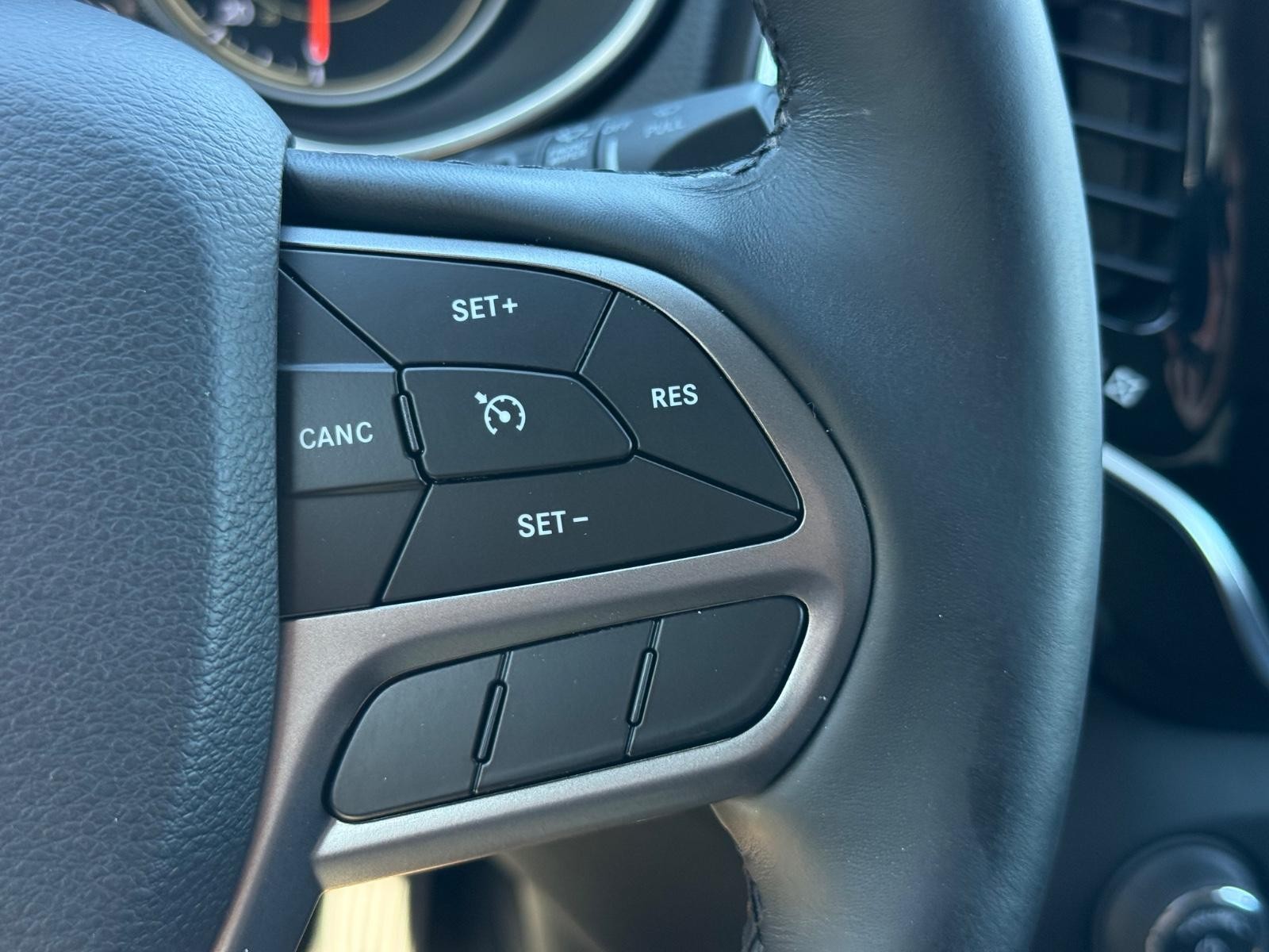 Jeep Cherokee Vehicle Image 18
