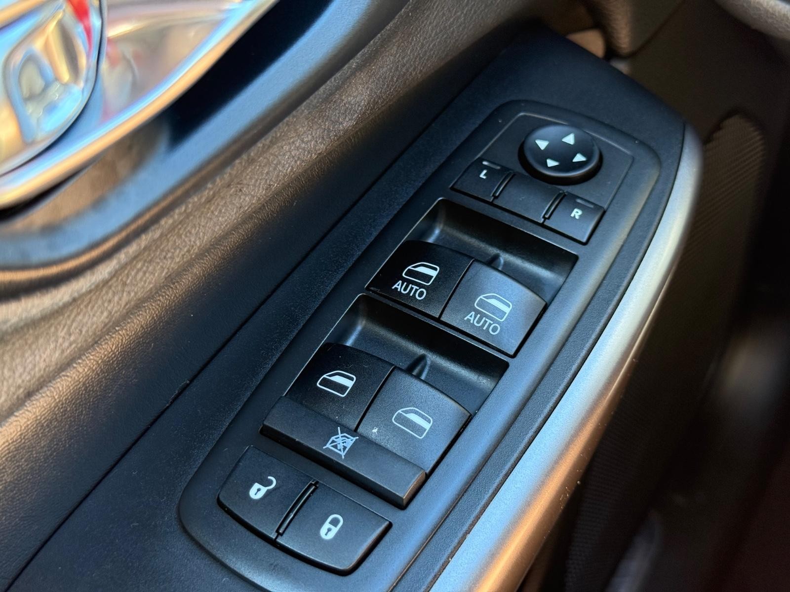 Jeep Cherokee Vehicle Image 22