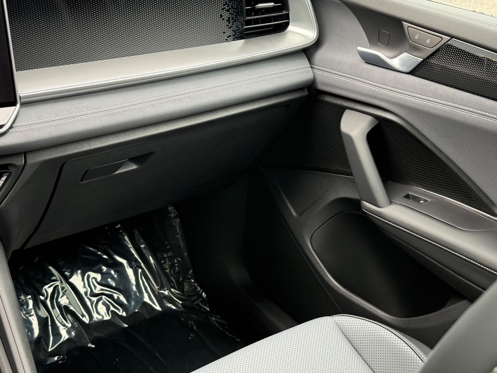 Volkswagen Tiguan Vehicle Image 09