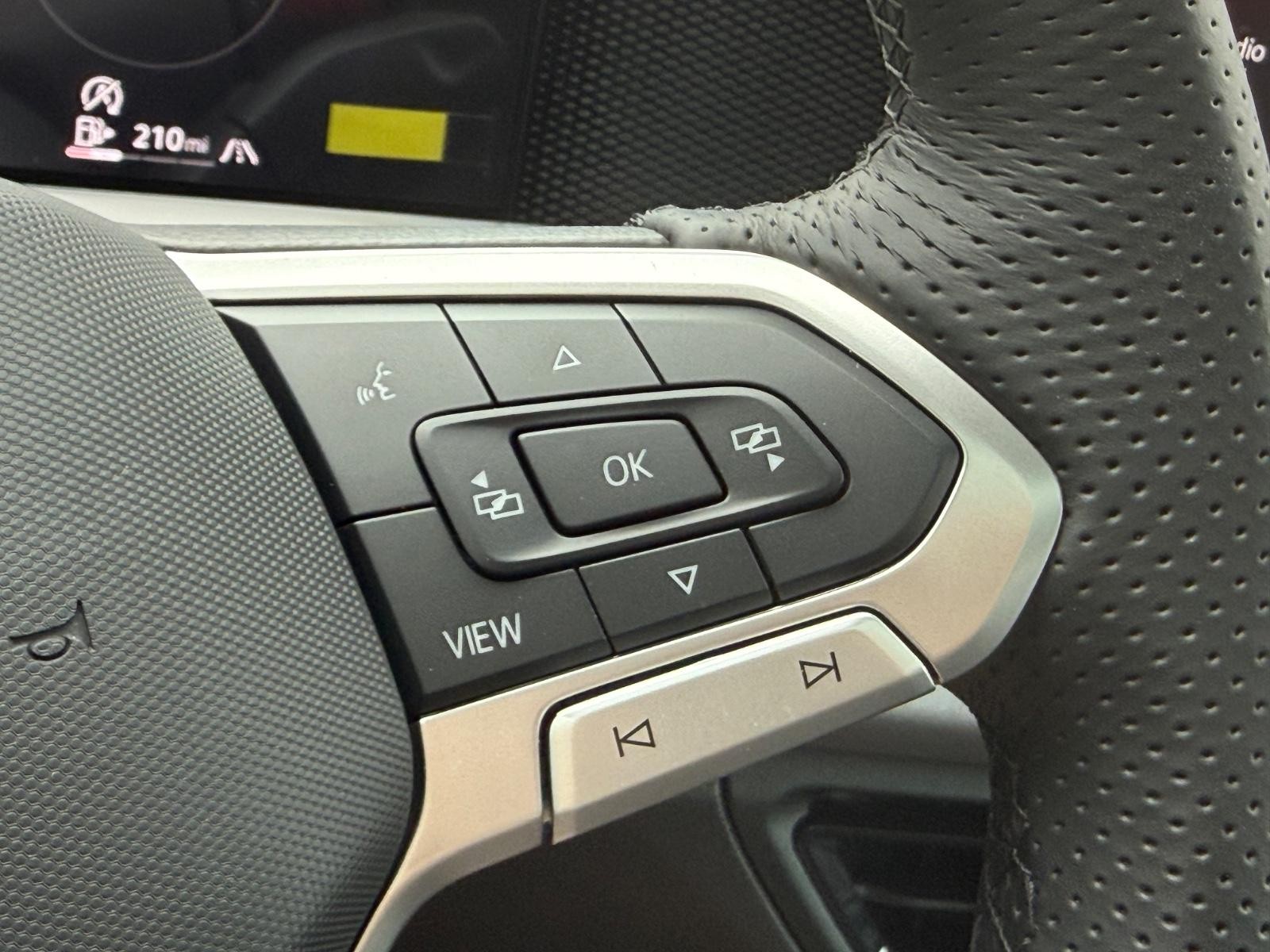 Volkswagen Tiguan Vehicle Image 11