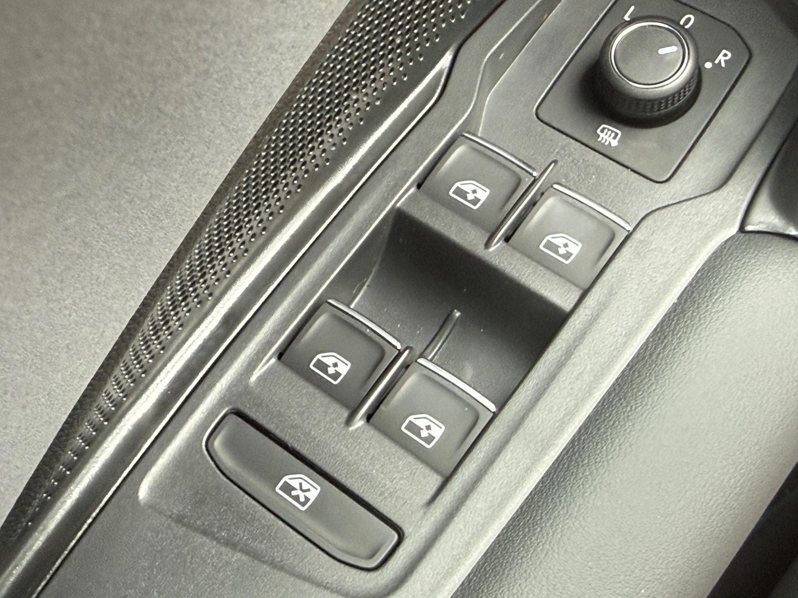 Volkswagen Tiguan Vehicle Image 14