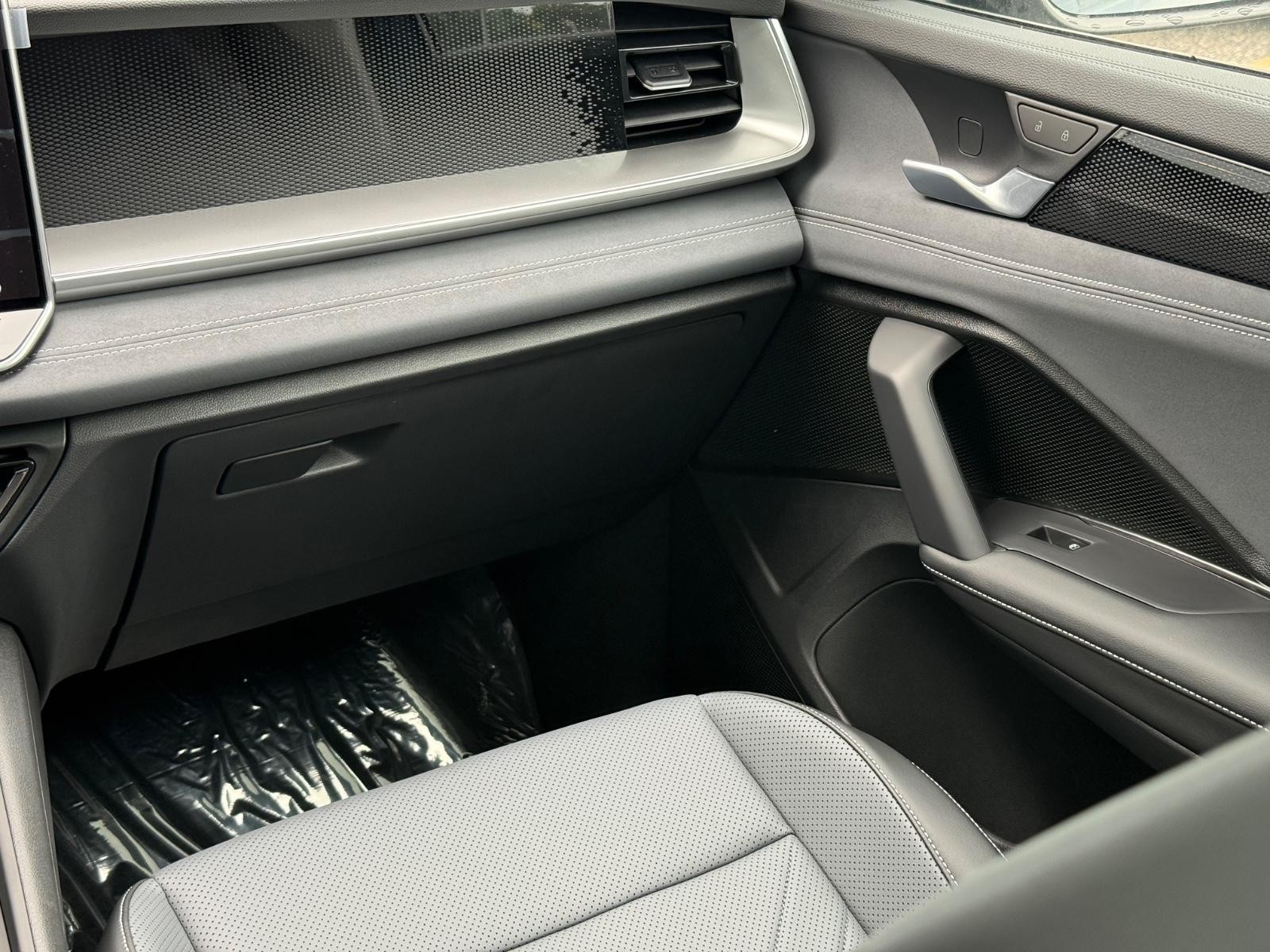 Volkswagen Tiguan Vehicle Image 09