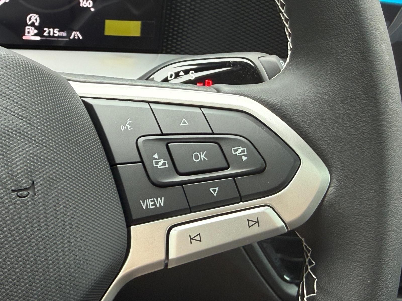 Volkswagen Tiguan Vehicle Image 11