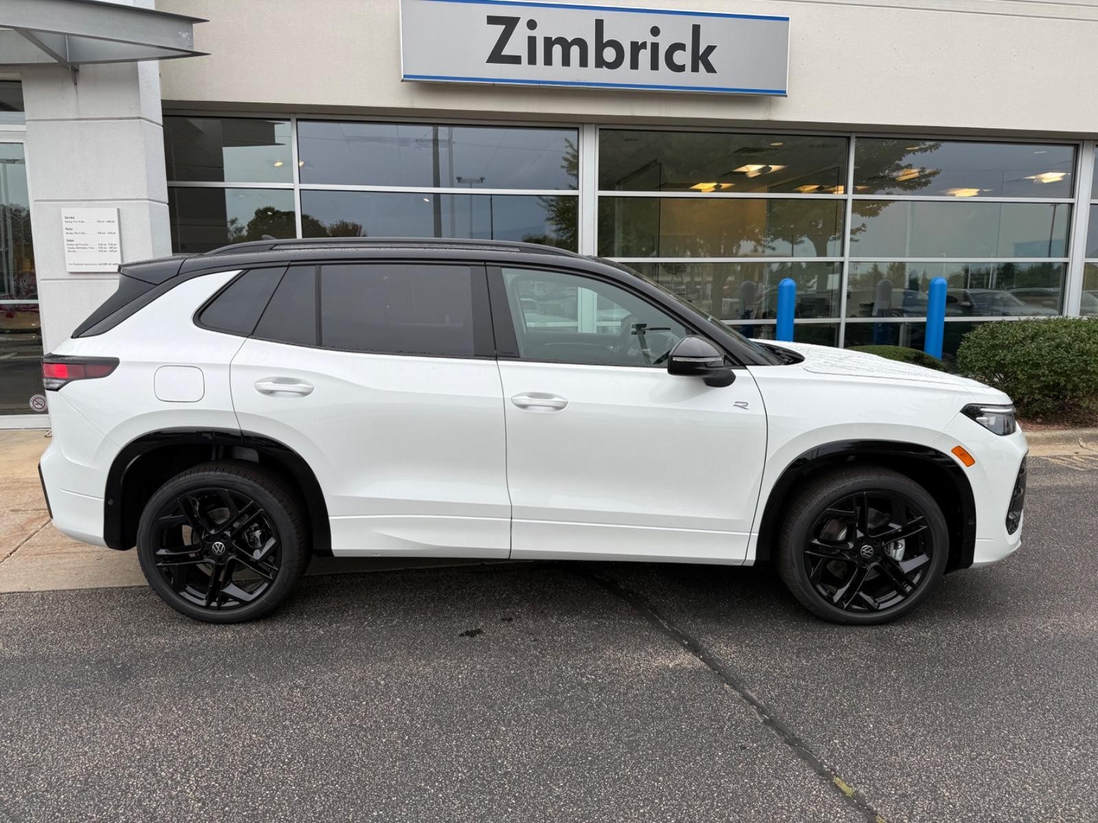 Volkswagen Tiguan Vehicle Image 02