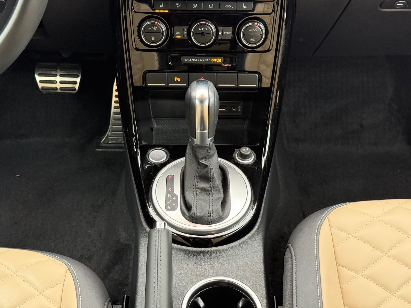 Volkswagen Beetle Convertible Vehicle Image 12