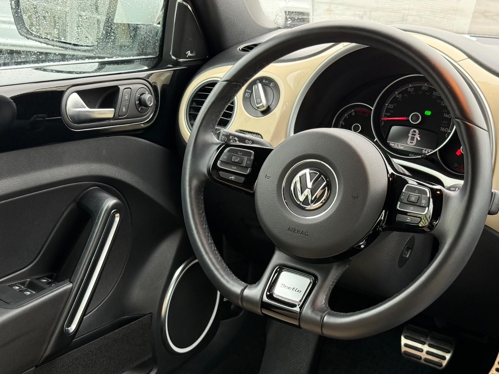 Volkswagen Beetle Convertible Vehicle Image 13