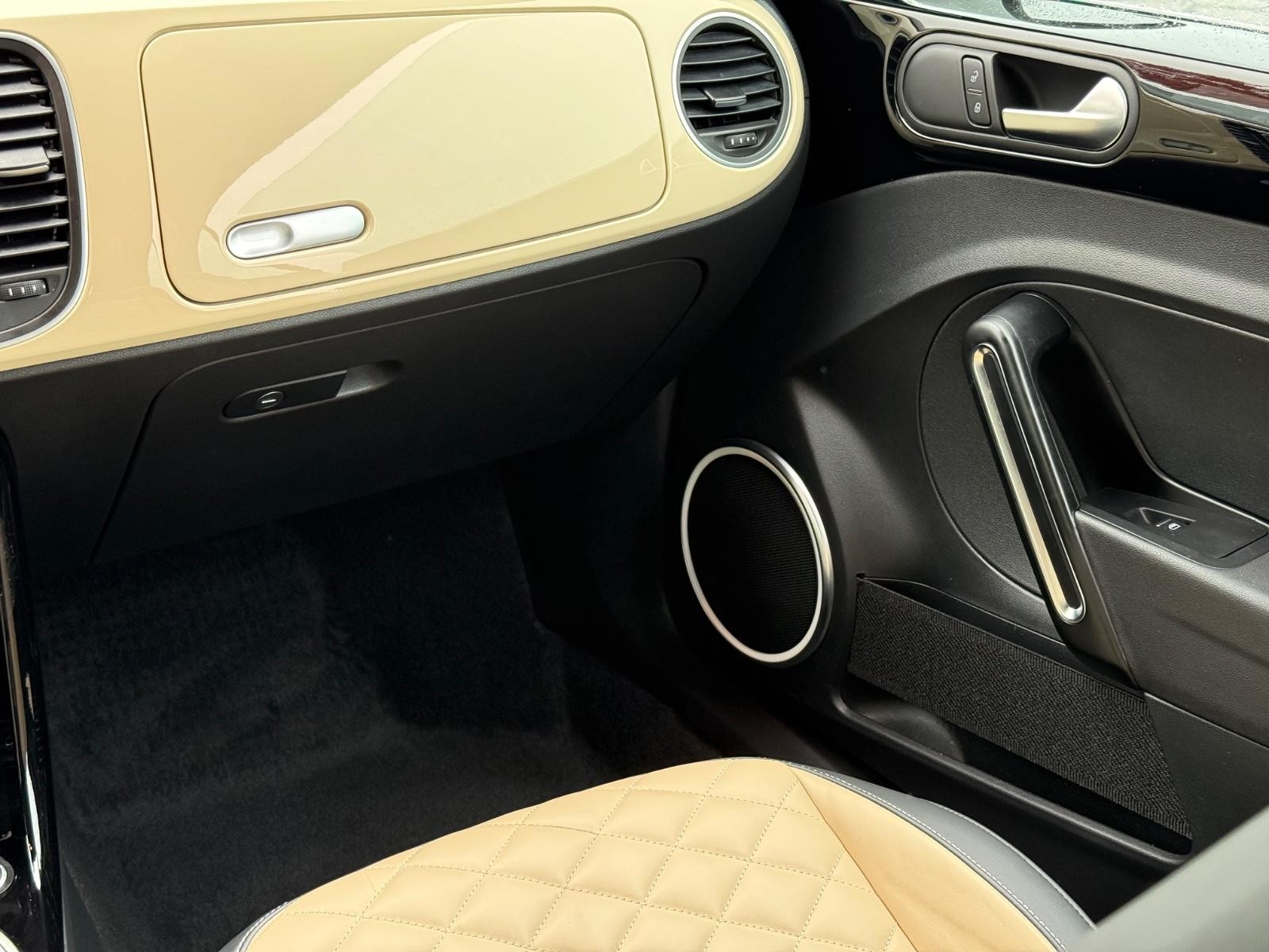 Volkswagen Beetle Convertible Vehicle Image 14