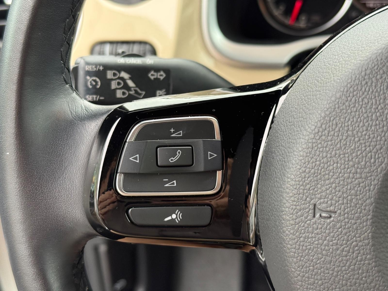 Volkswagen Beetle Convertible Vehicle Image 16
