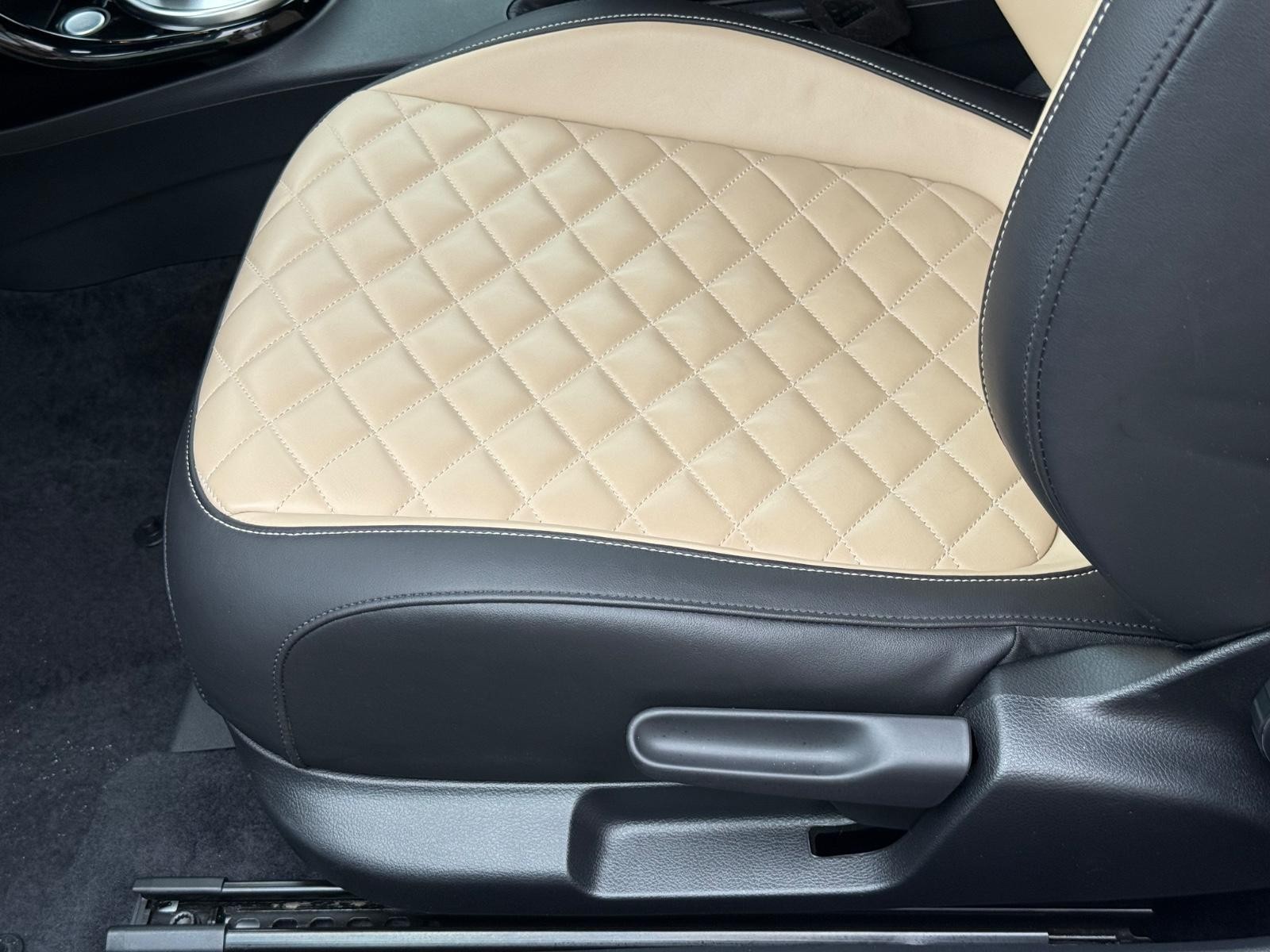 Volkswagen Beetle Convertible Vehicle Image 23