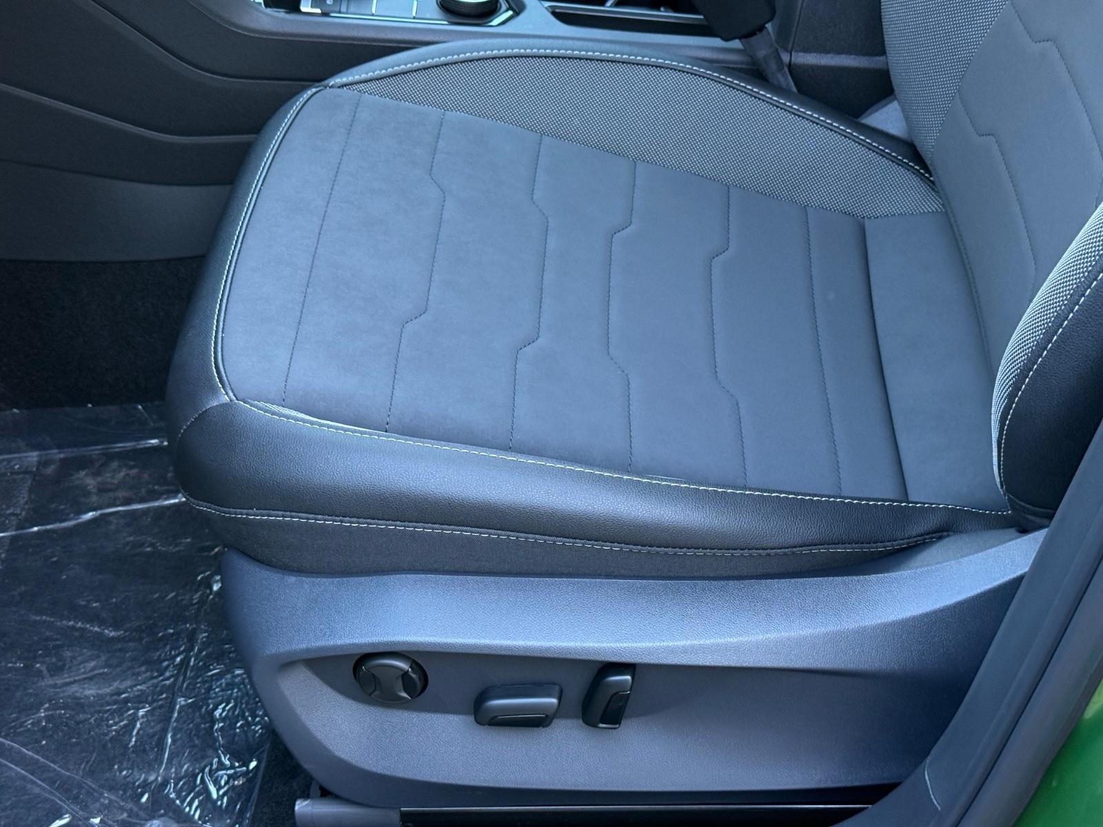 Volkswagen Taos Vehicle Image 17