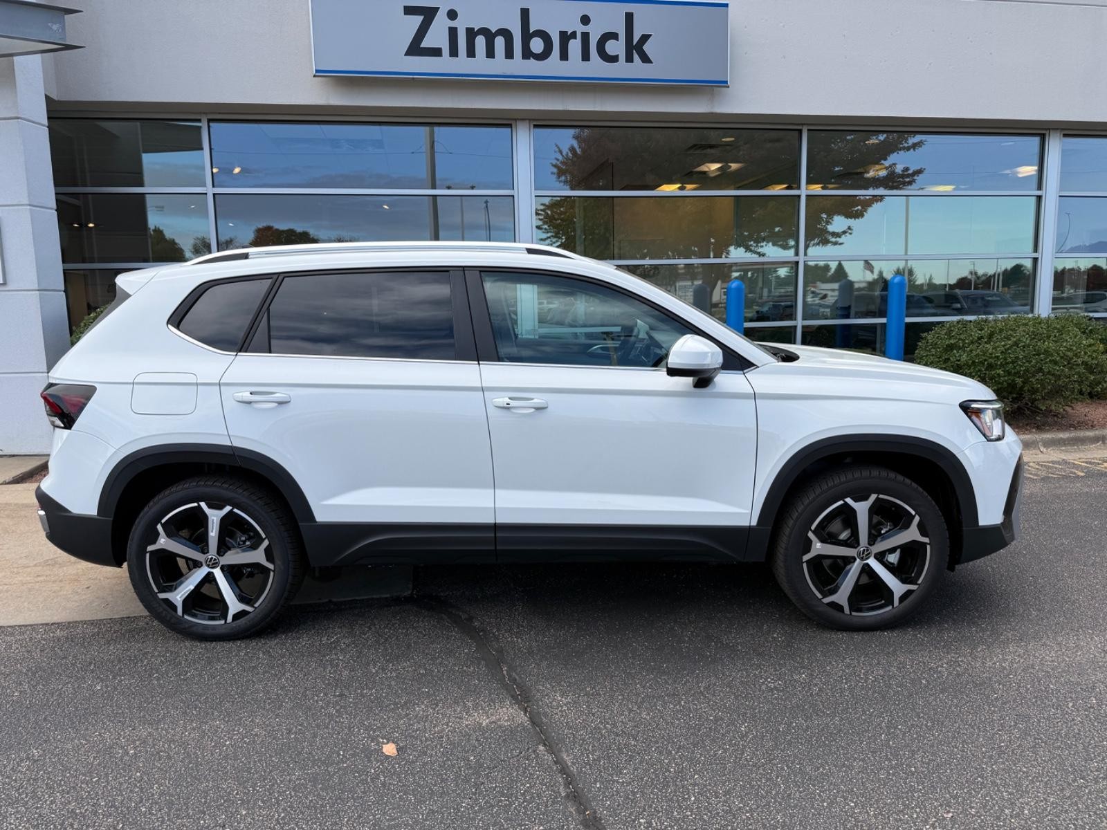 Volkswagen Taos Vehicle Image 02