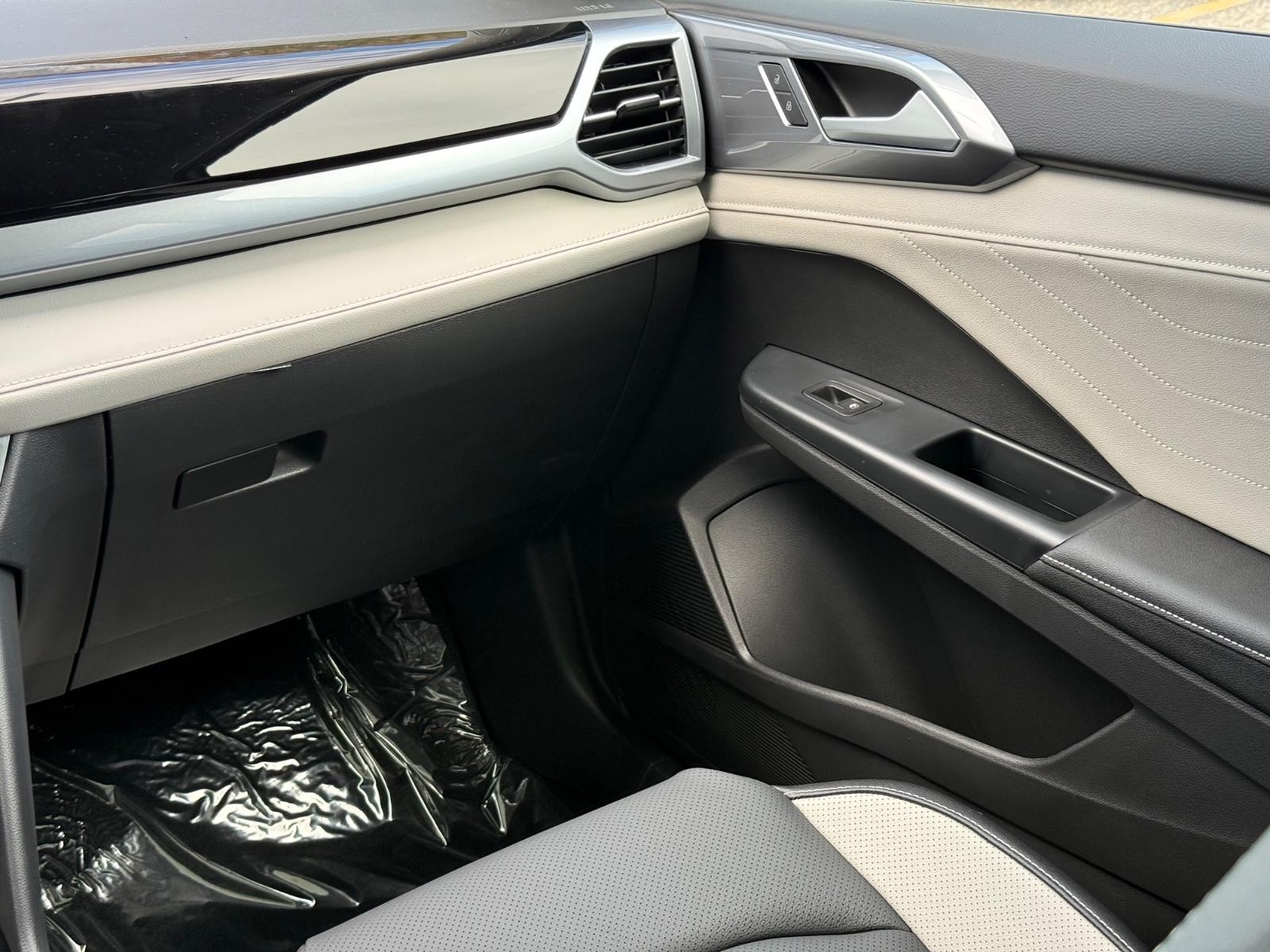 Volkswagen Taos Vehicle Image 10