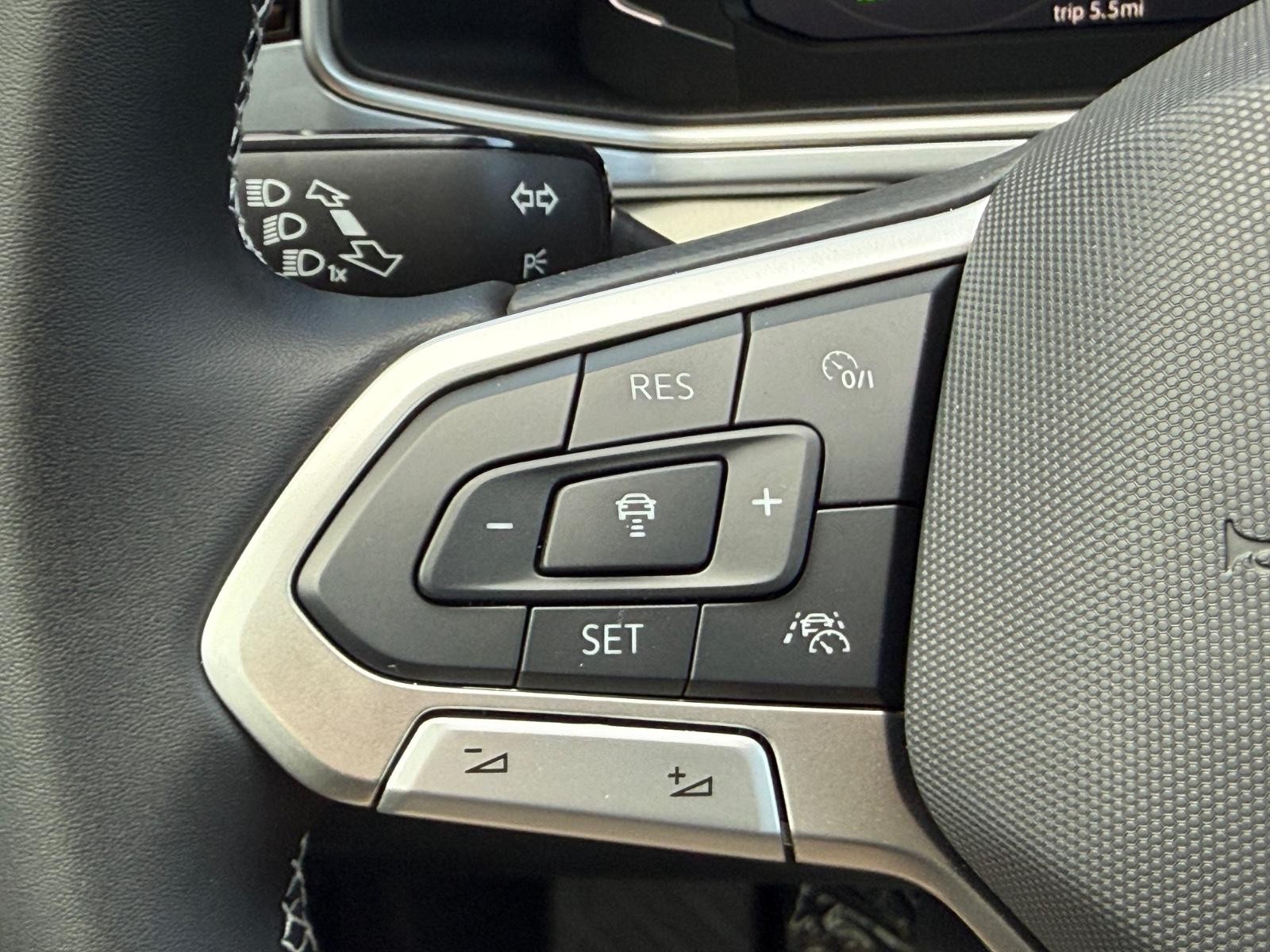 Volkswagen Taos Vehicle Image 11