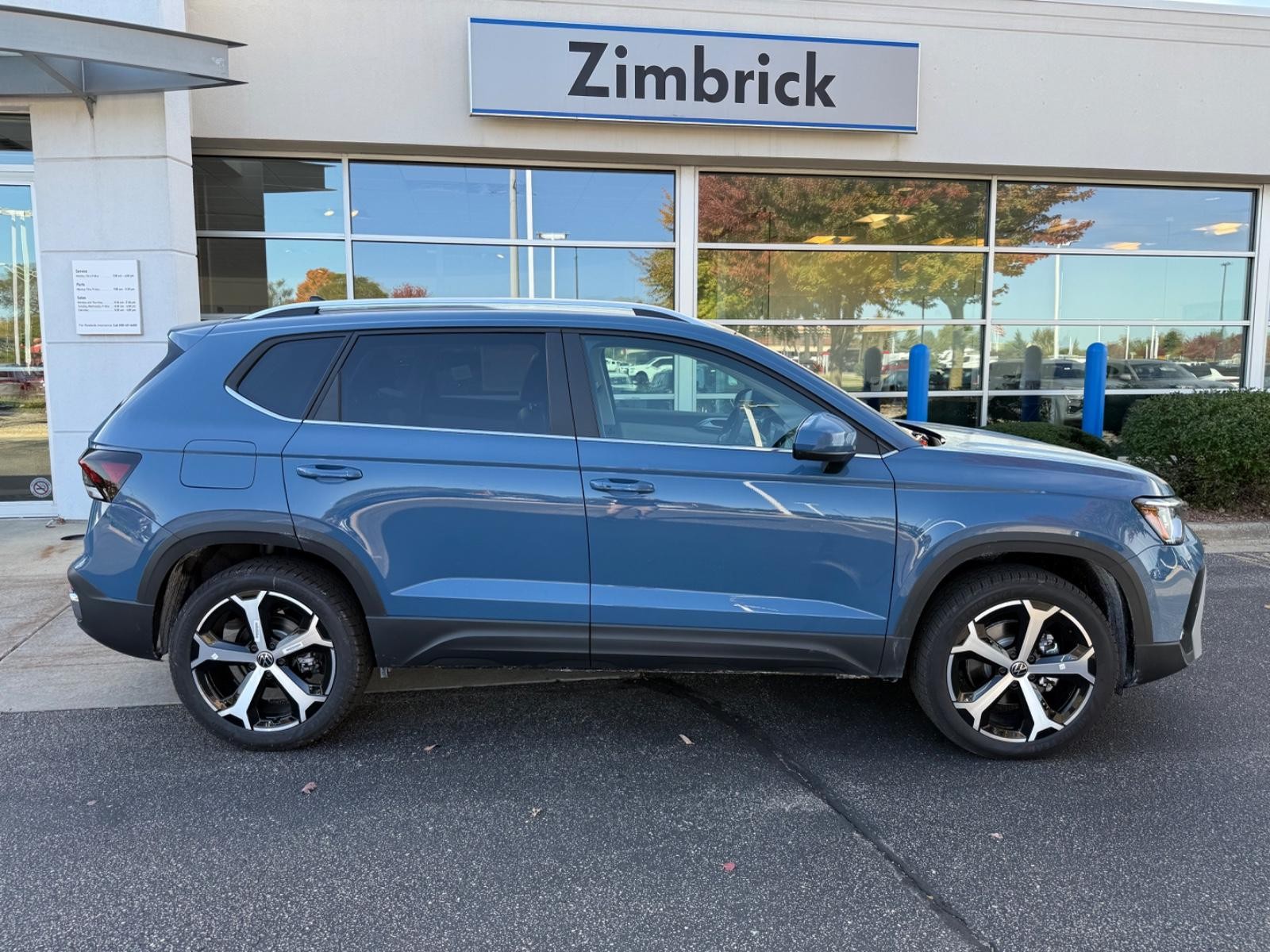 Volkswagen Taos Vehicle Image 02