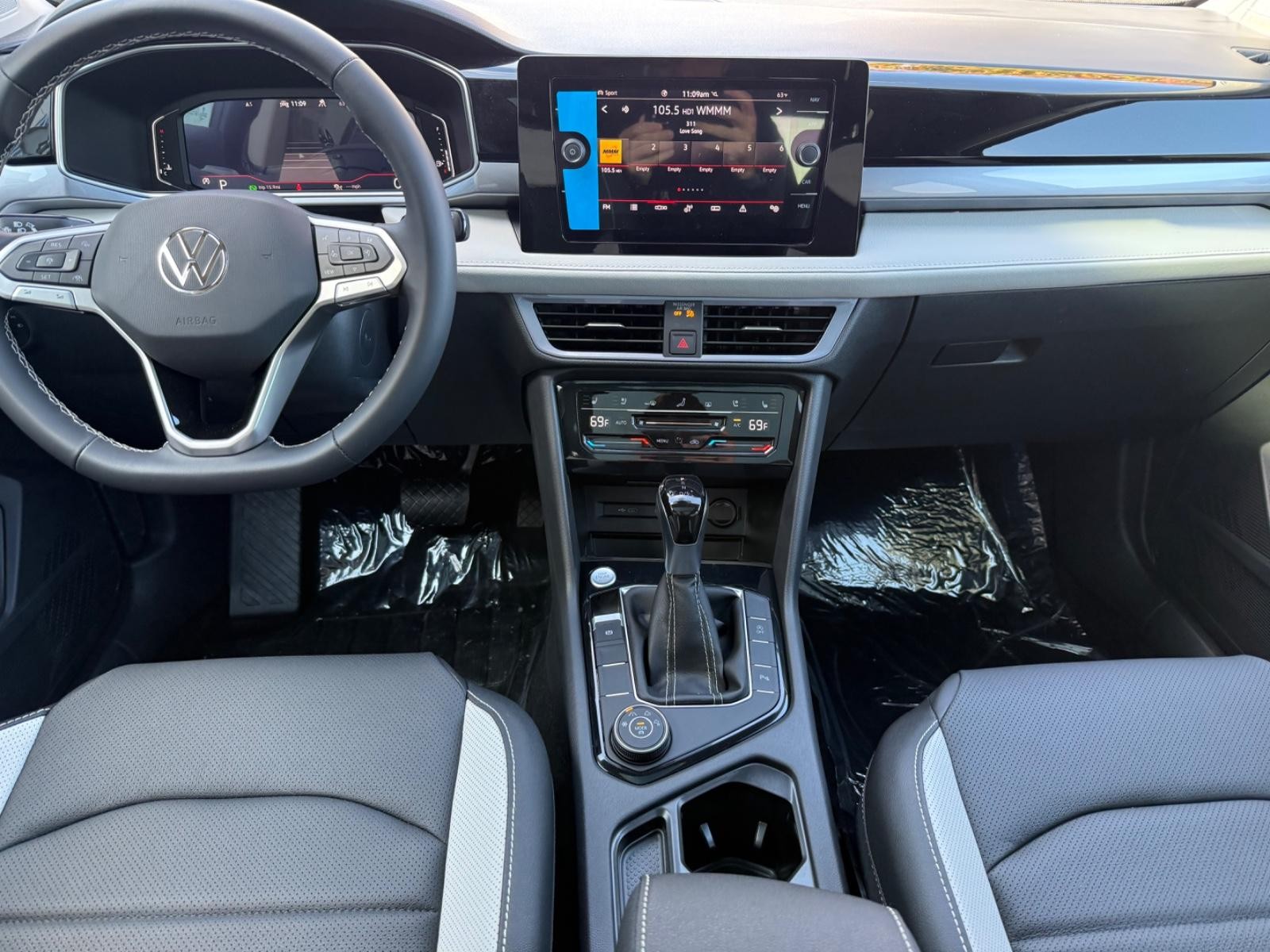Volkswagen Taos Vehicle Image 06