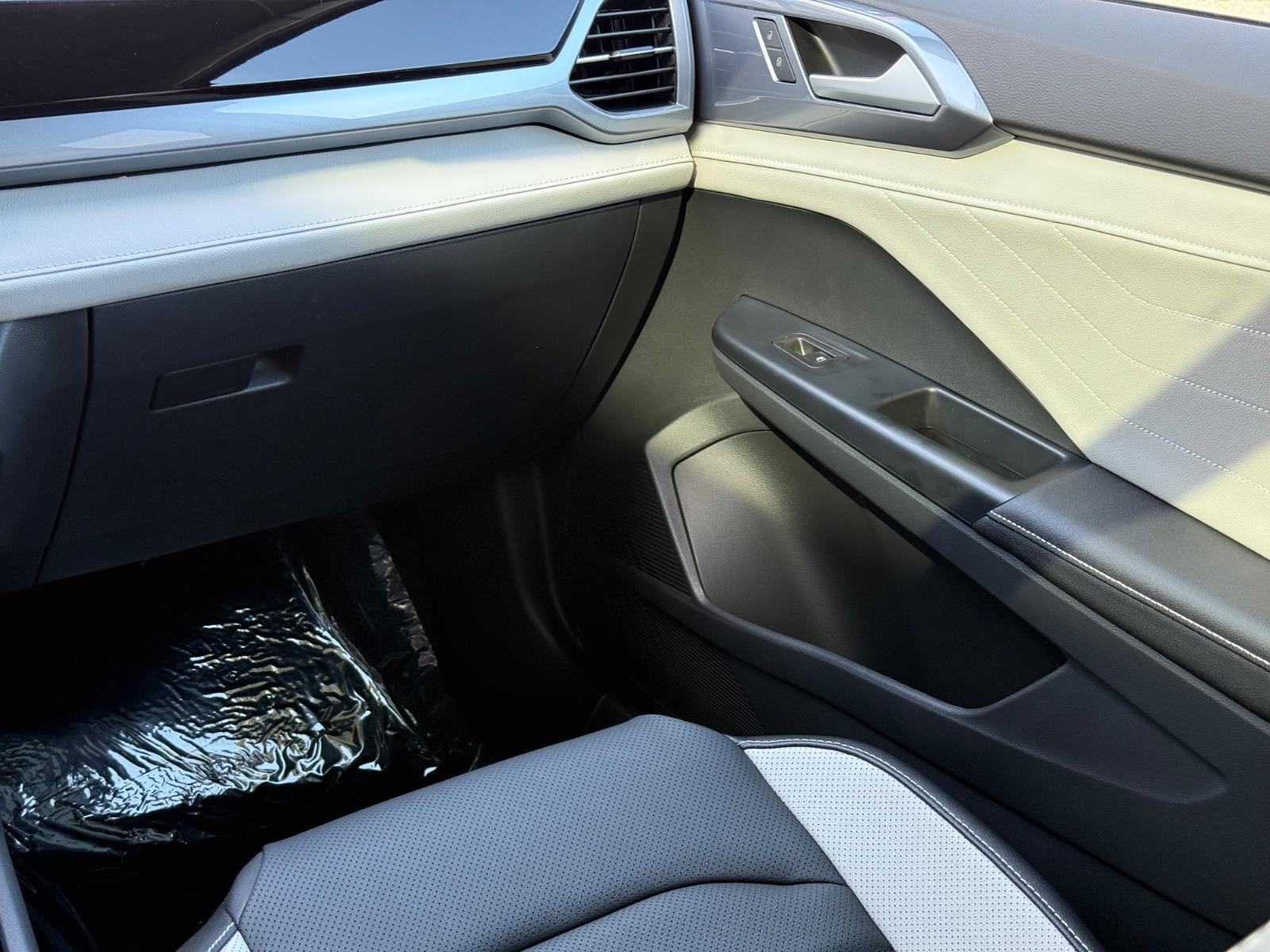 Volkswagen Taos Vehicle Image 10